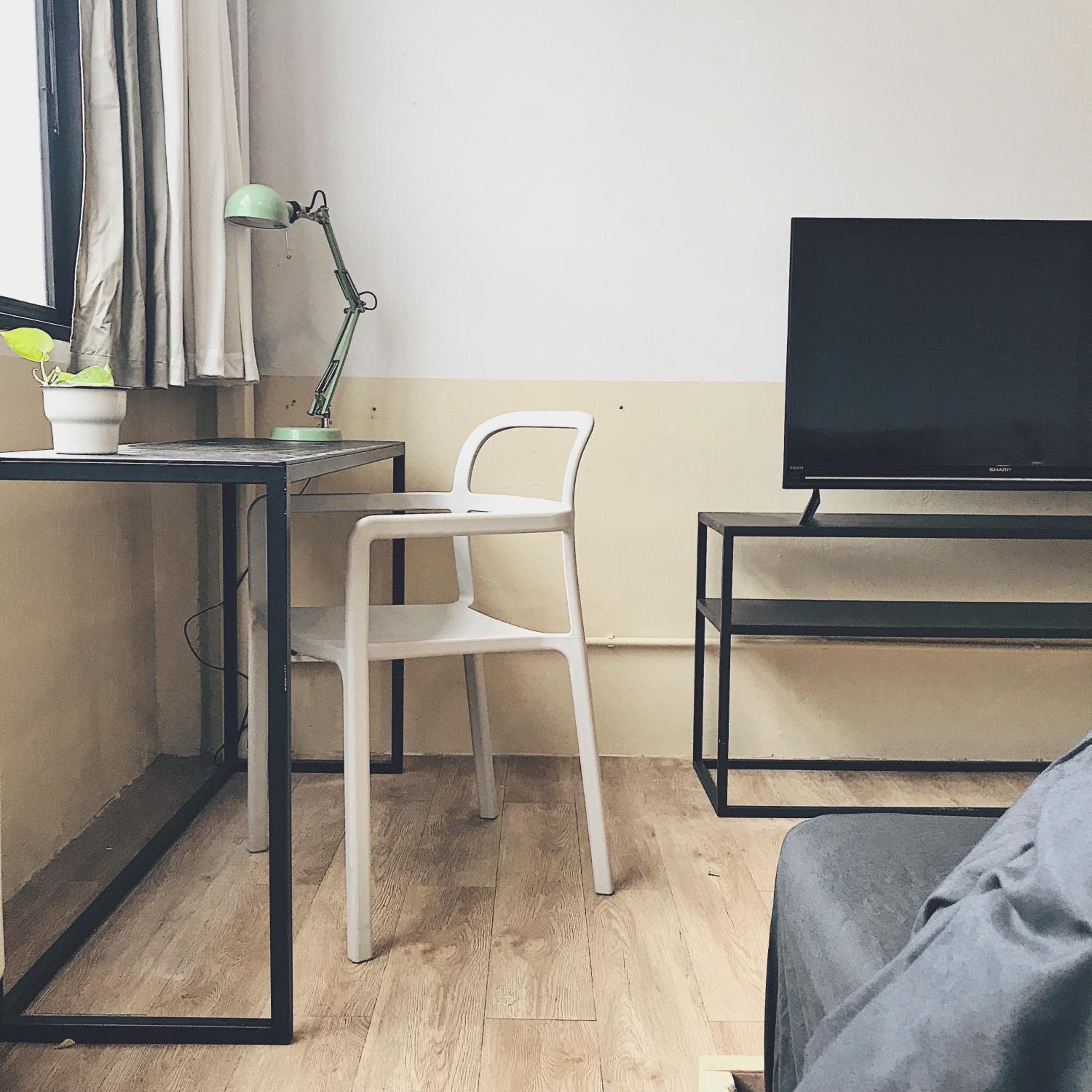 Beige Poshtels + Netflix