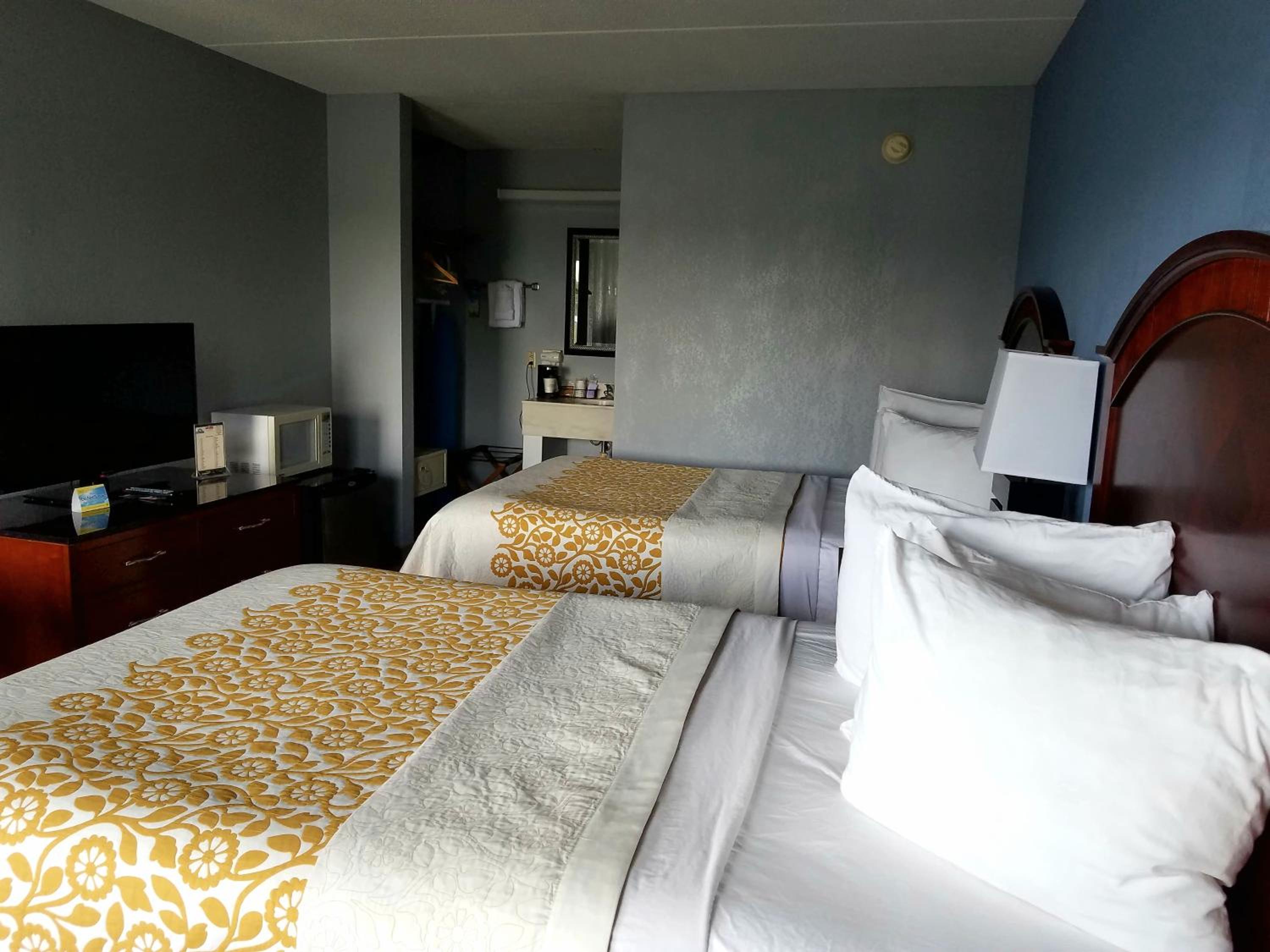 Richmond Vacations - Days Inn by Wyndham Richmond - Property Image 4