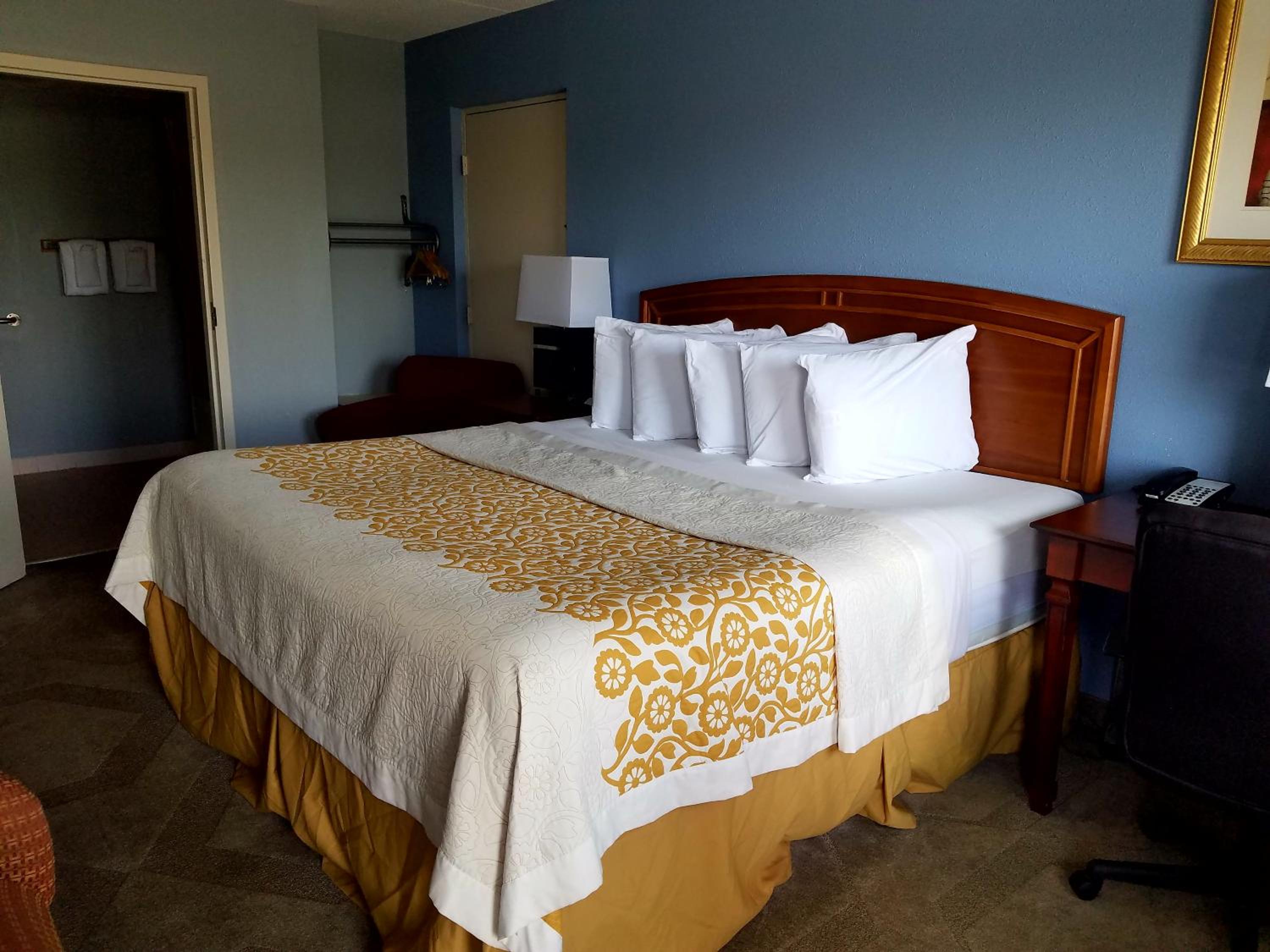 Richmond Vacations - Days Inn by Wyndham Richmond - Property Image 14