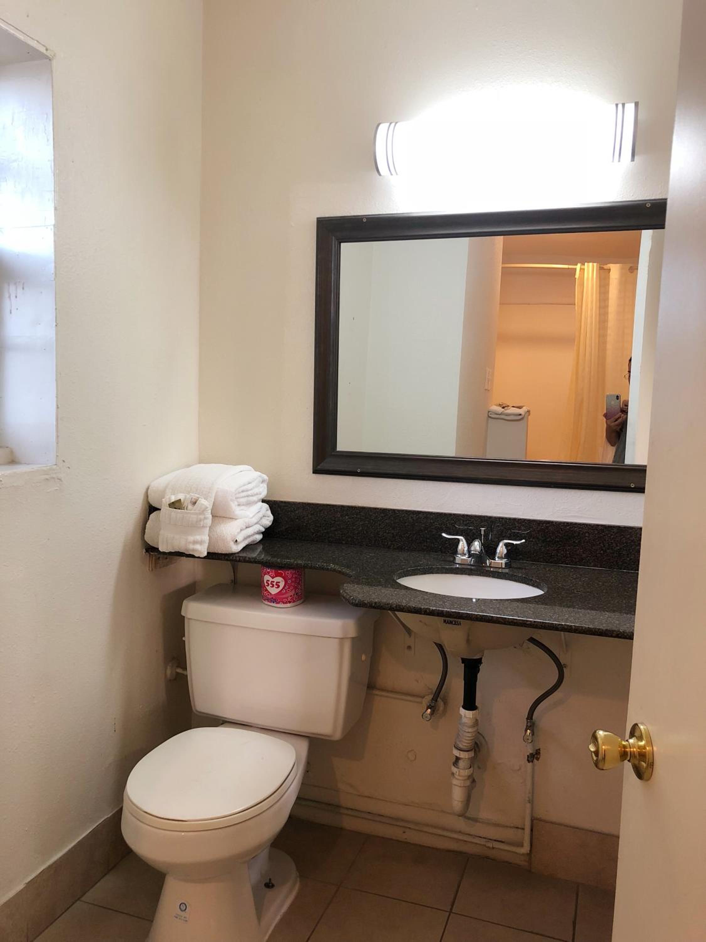 Hemet Vacations - Royal Inn and Suites - Property Image 9
