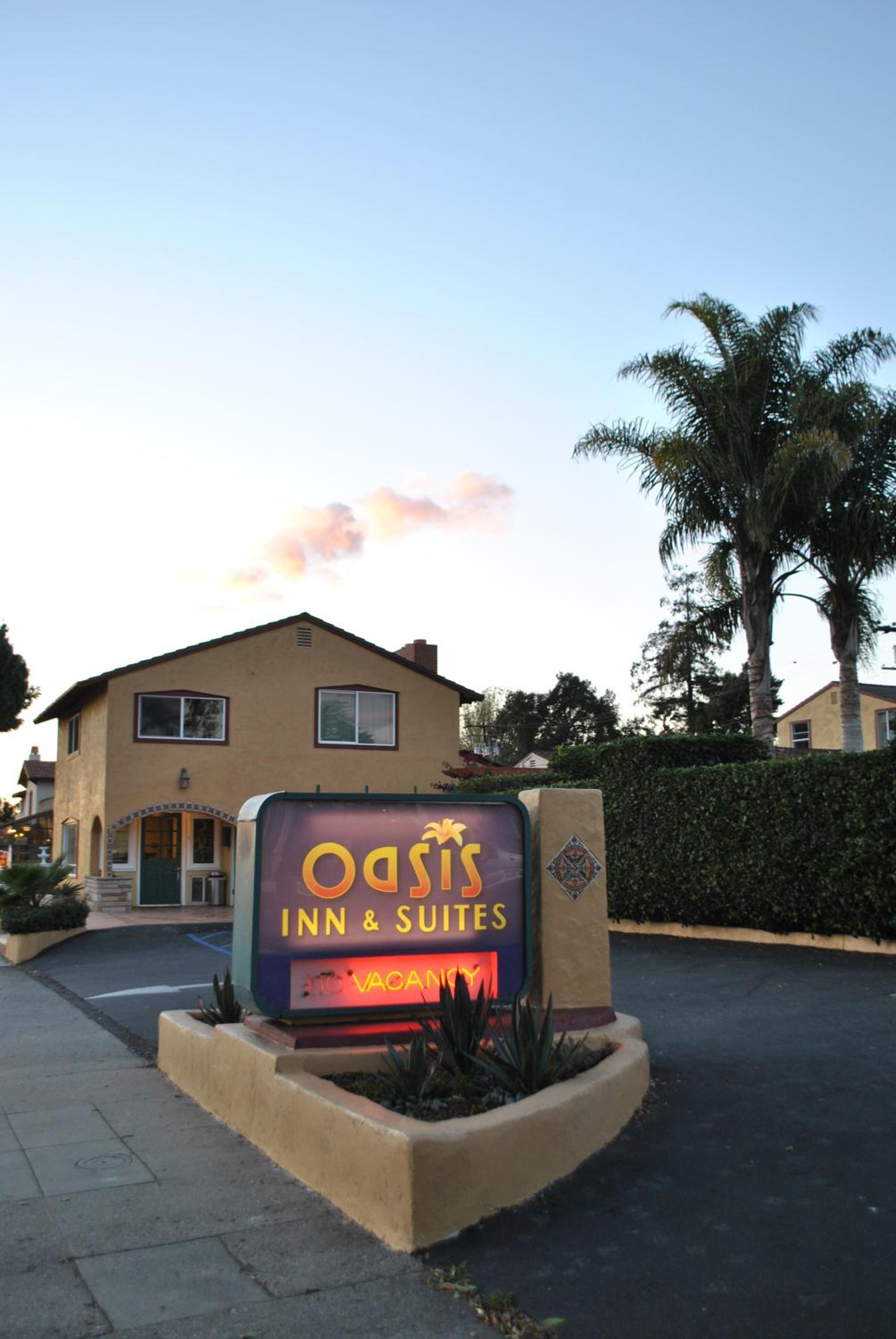 Hotel Oasis Inn and Suites - Image 1