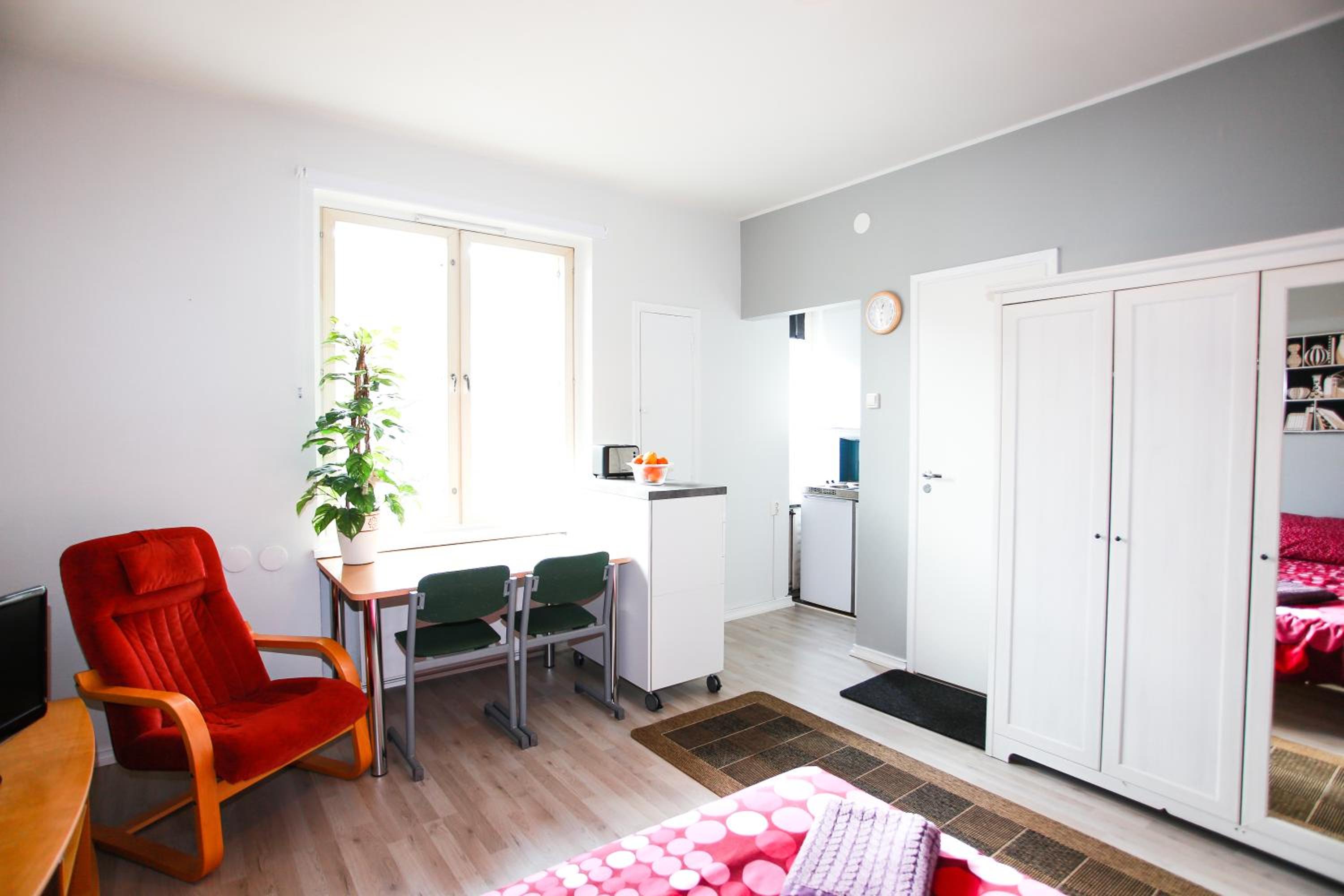 Cozy studio next to bus station host by B&B Tuure view 4
