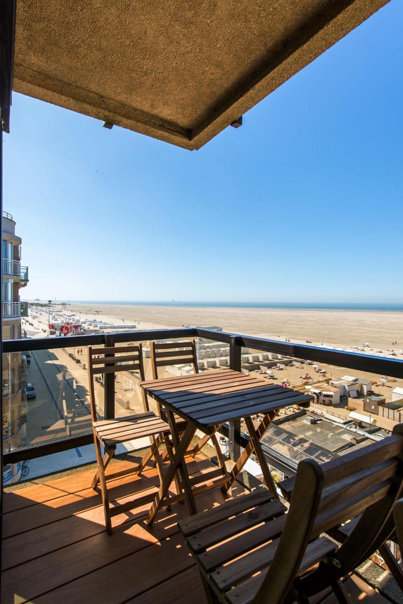 Modern & Large appt (8p.) ocean view & terrace