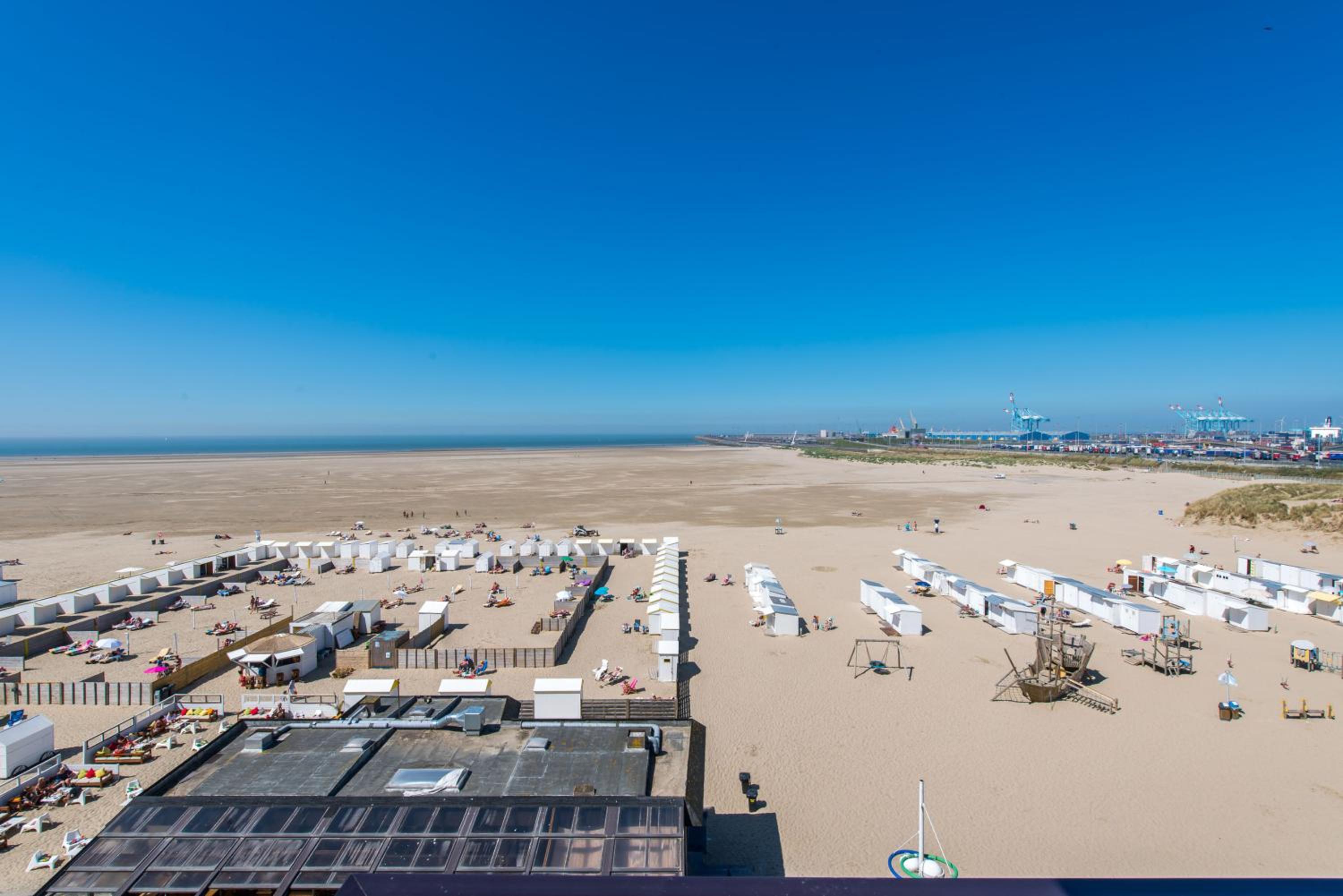 Modern & Large appt (8p.) ocean view & terrace