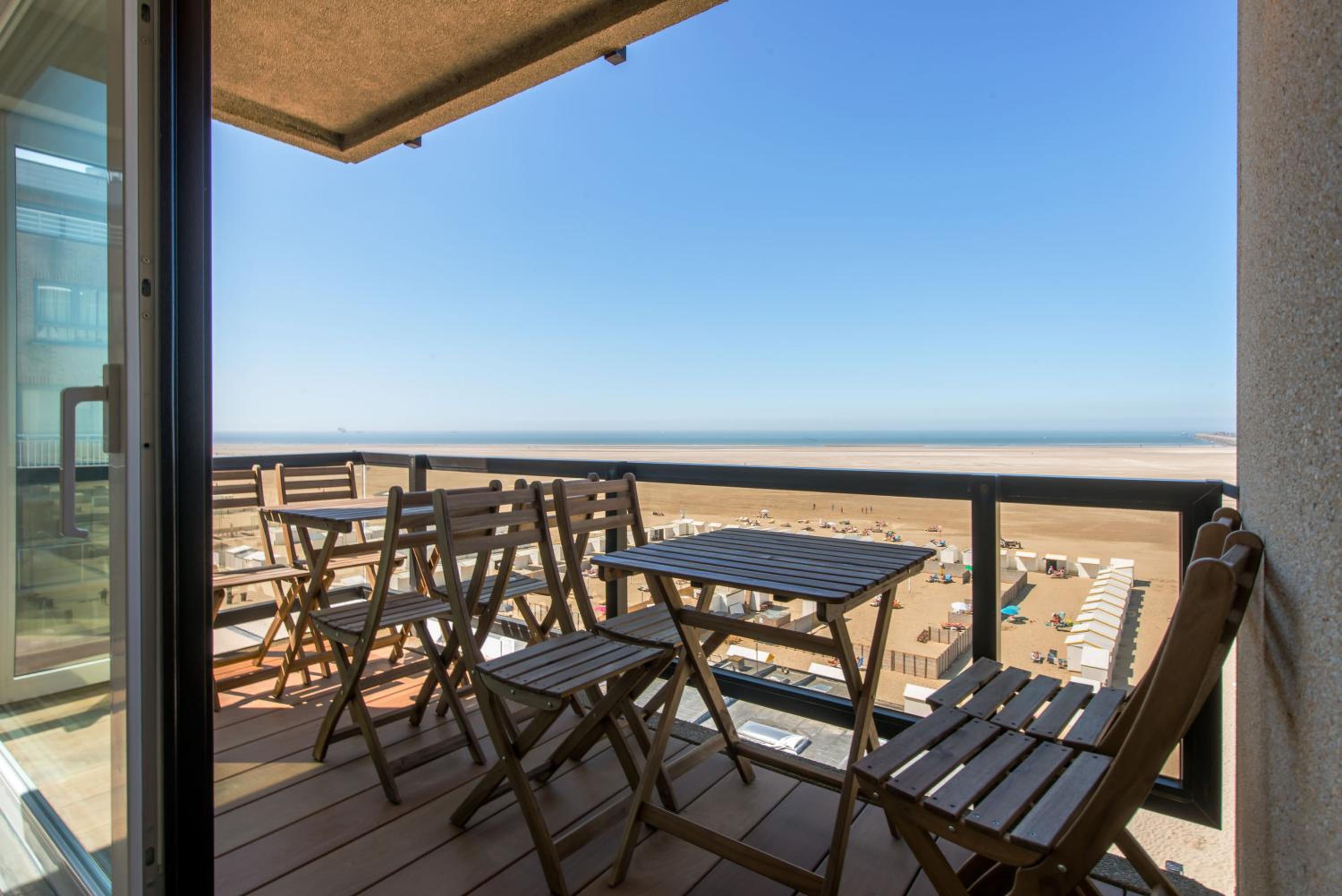 Modern & Large appt (8p.) ocean view & terrace
