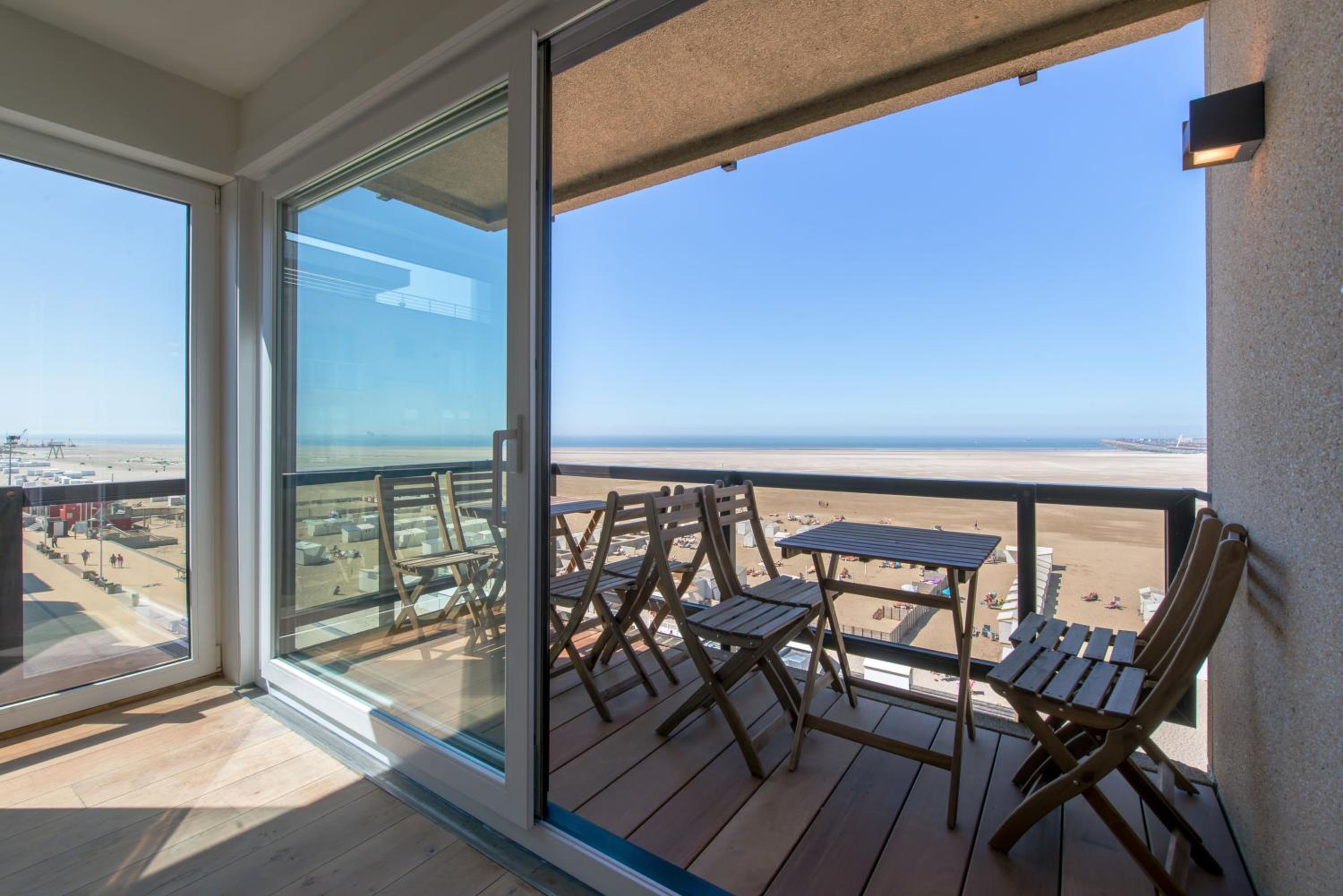 Modern & Large appt (8p.) ocean view & terrace