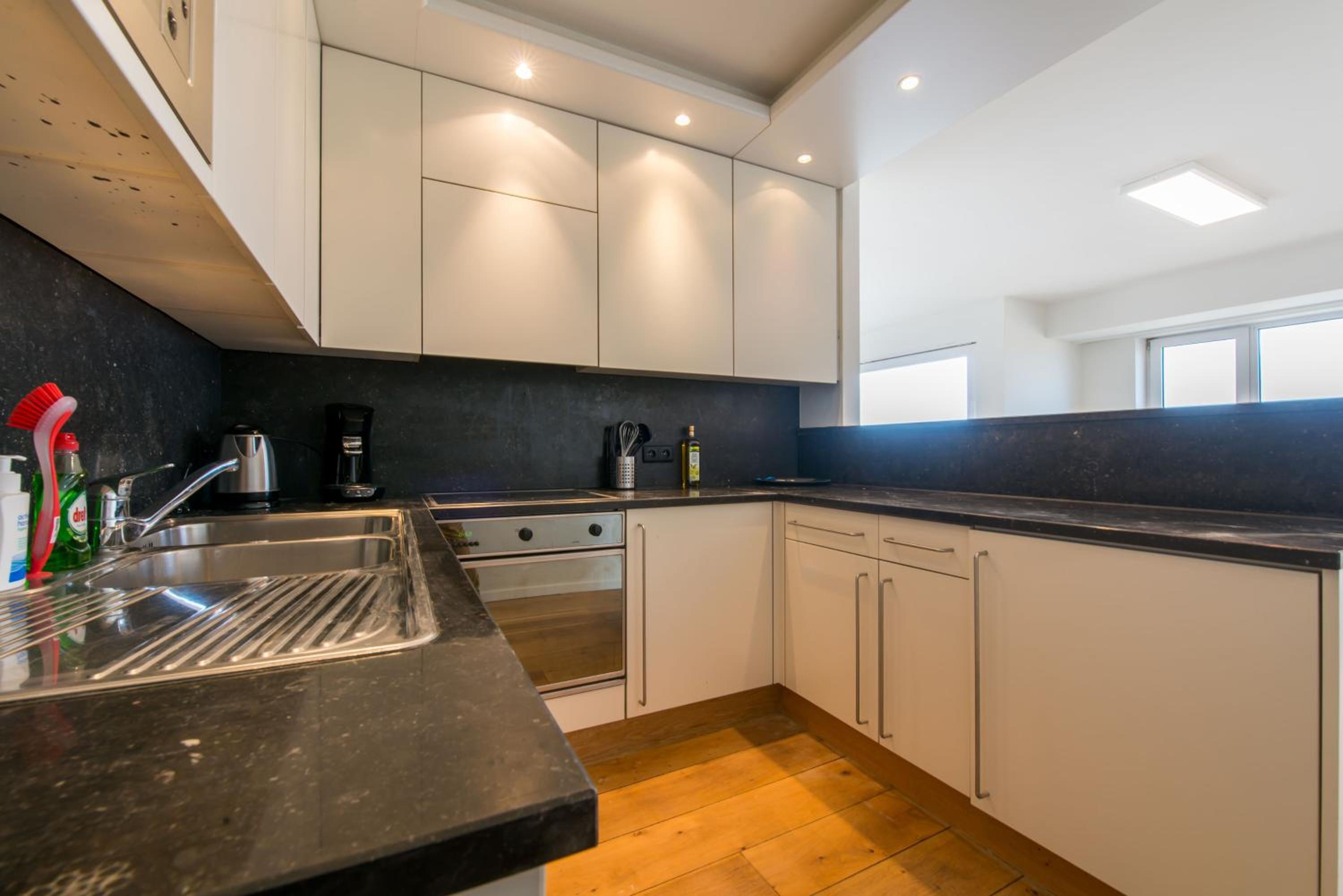 Modern & Large appt (8p.) ocean view & terrace