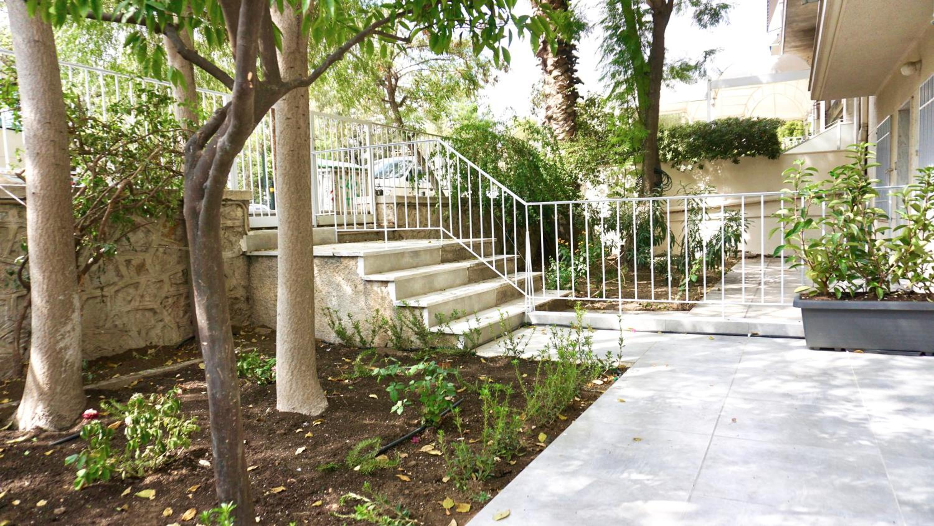 Stylish Apartment with Patio, 5min to Metro