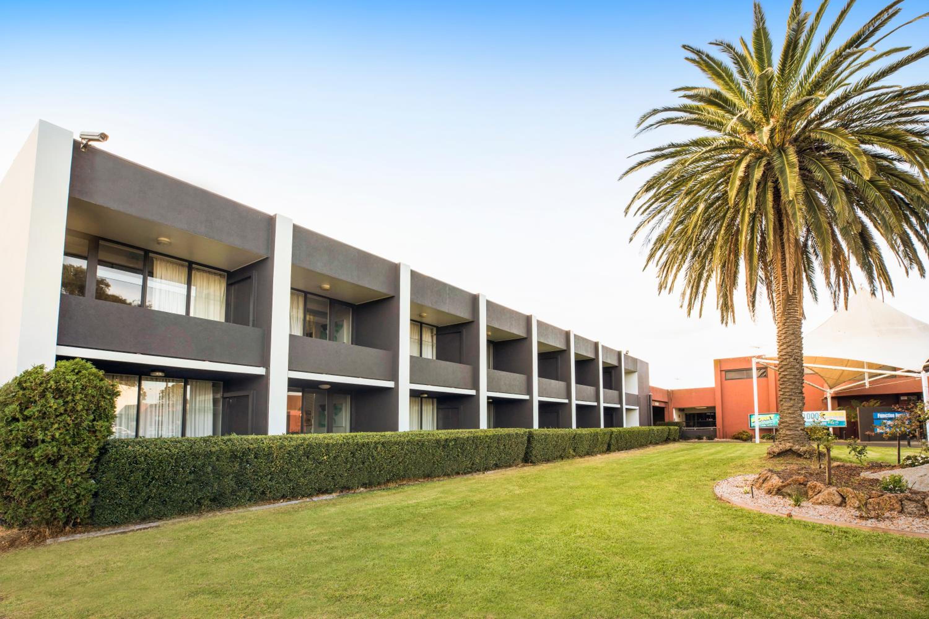 Hotel Nightcap at Seaford Hotel - Image 1