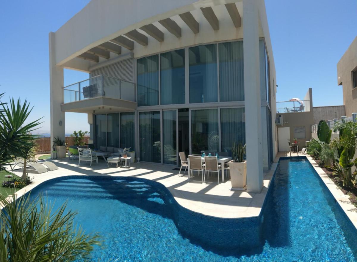 Turquoise Apartment with Pool view 2