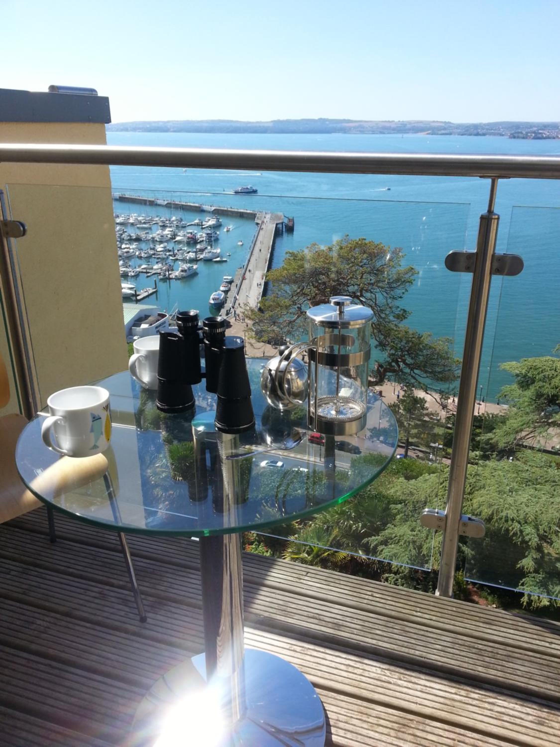 Panoramic sea views, sleeps 4, Torquay view 2