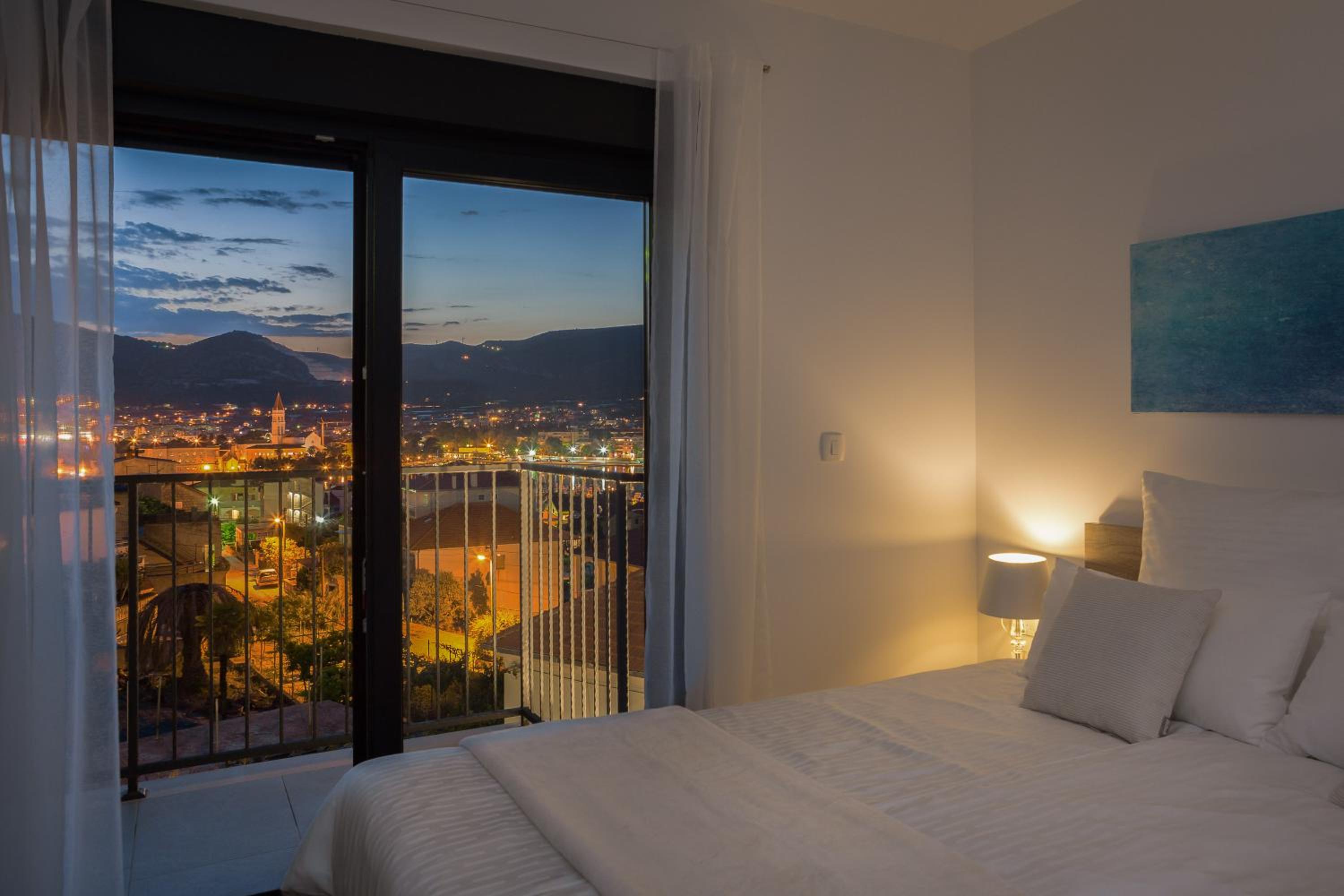 Villa Salt - 10 people, heated pool, Trogir, near beach & Split airport view 3