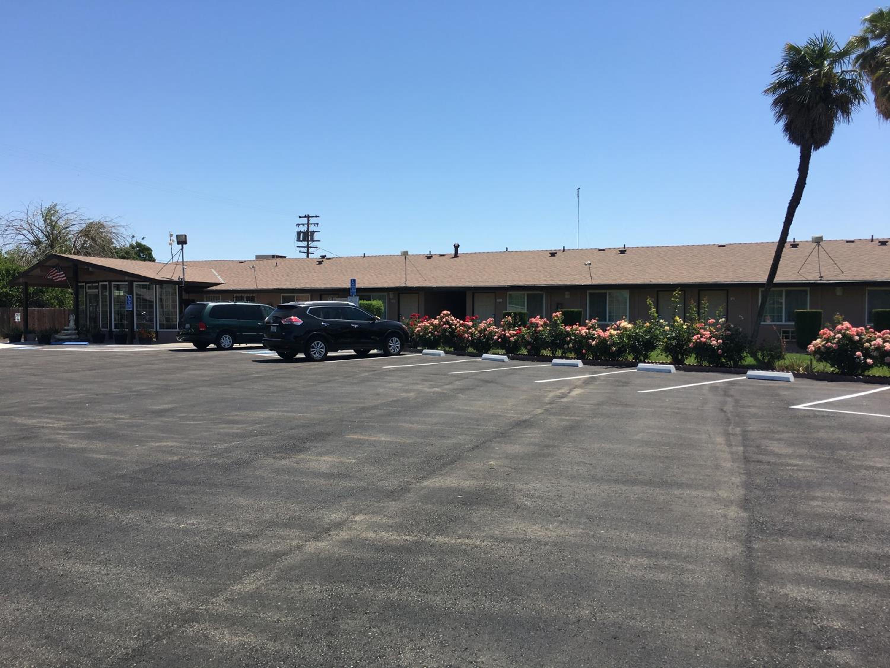 Maple Inn and Suites Los Banos view 3