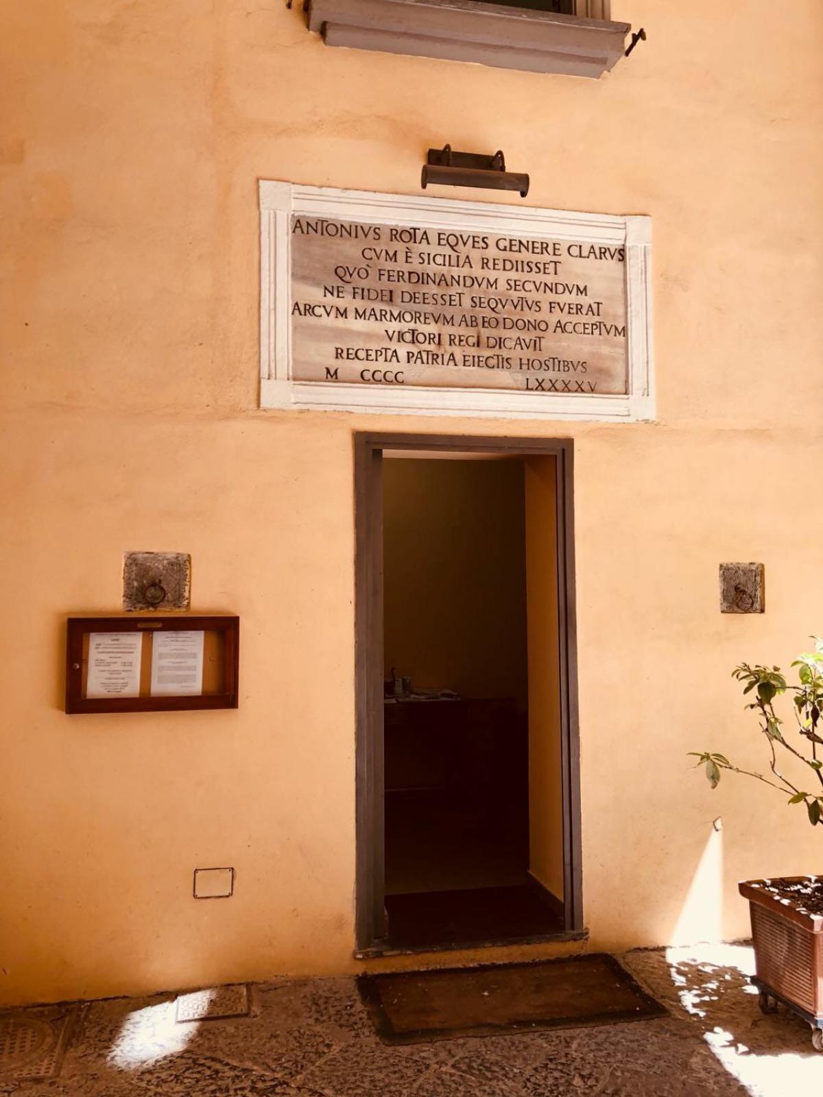 Apartment in Santa Chiara, The Heart of Naples