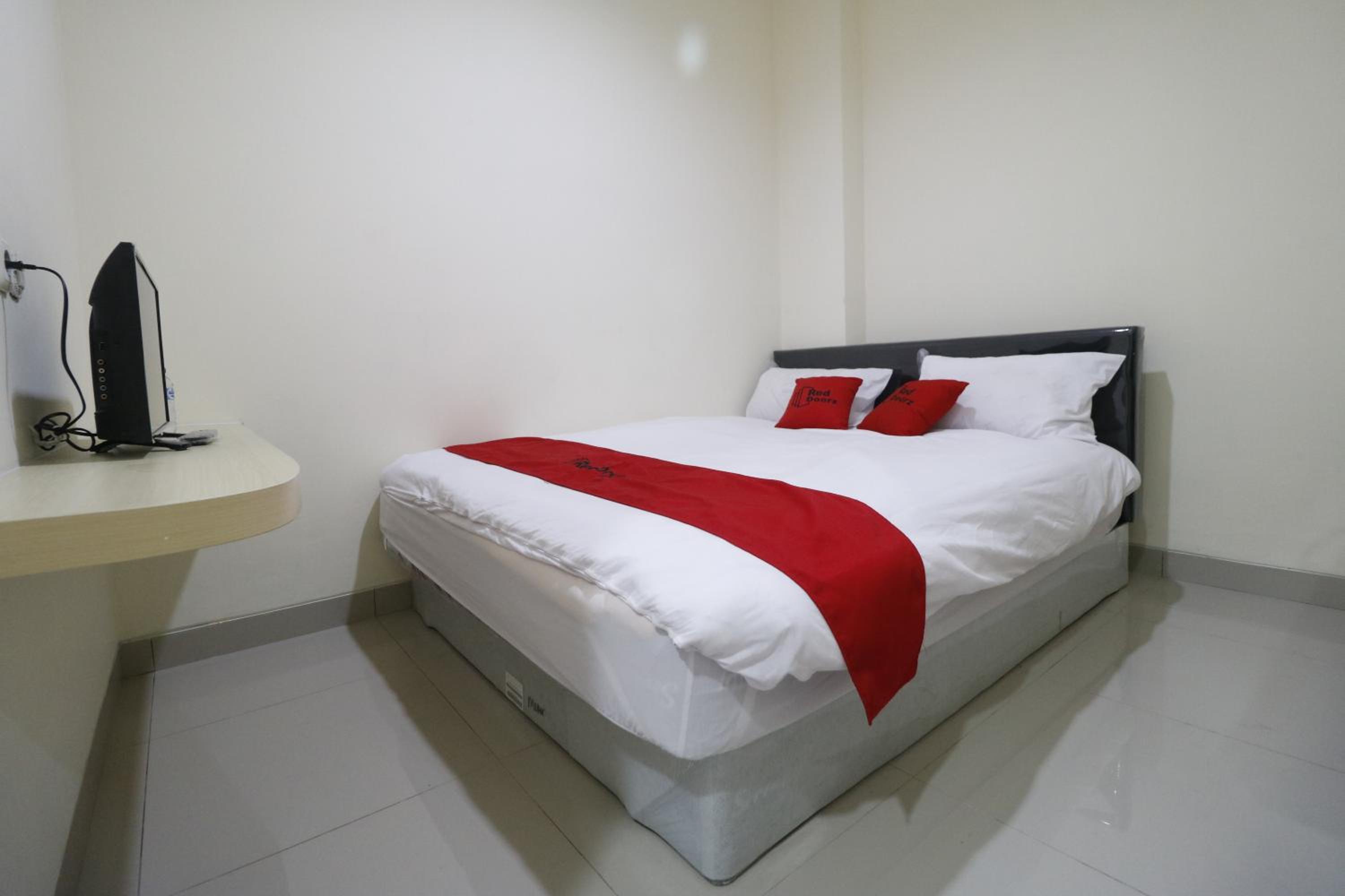 RedDoorz Plus near Mall Ciputra Jakarta