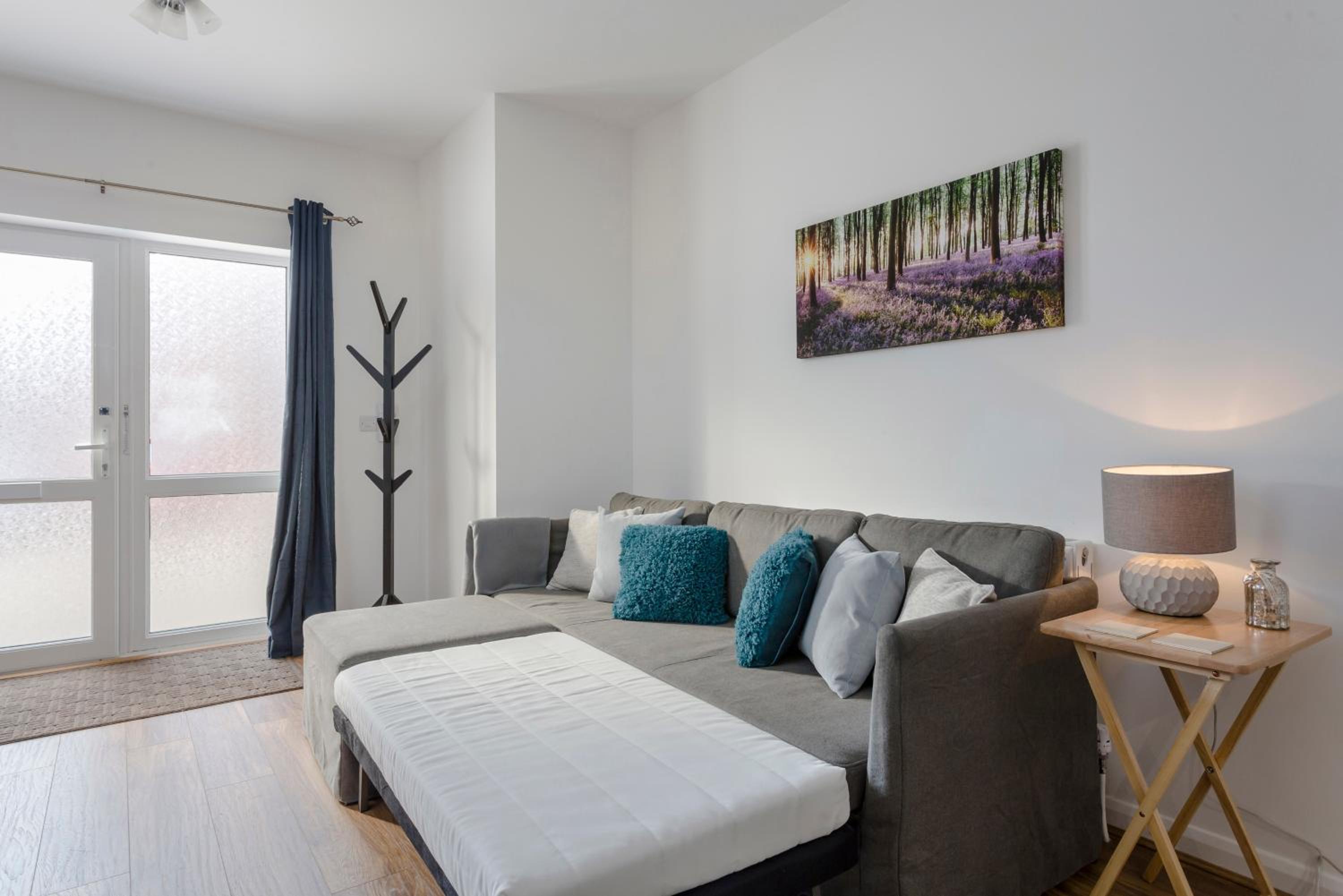 1 Bed Apt Sleeps 4 view 3