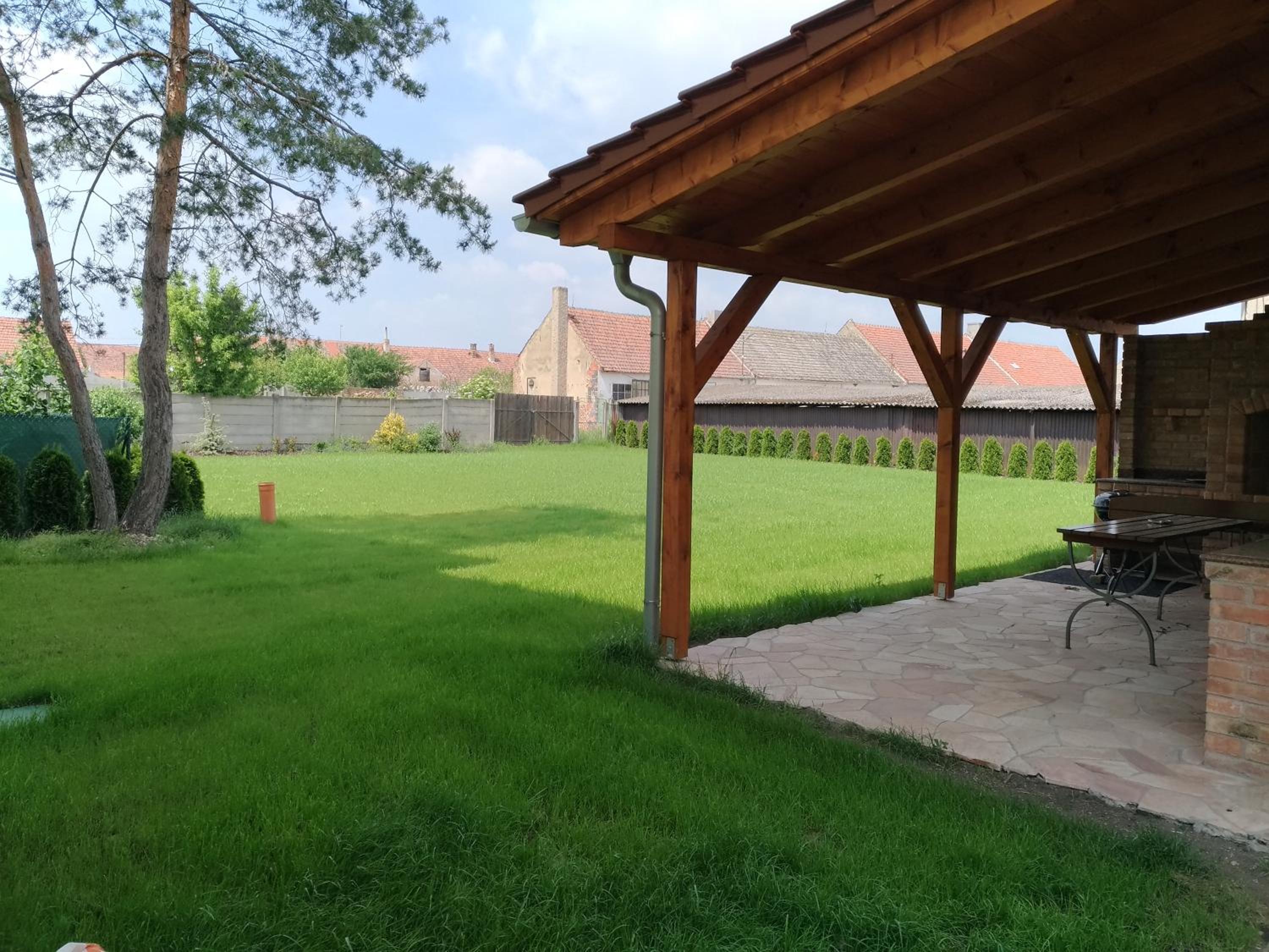 Villa Marcus - rodinný relax 200 m od Penzionu Kometa, u jezera s grilem a sdílenou kuchyní