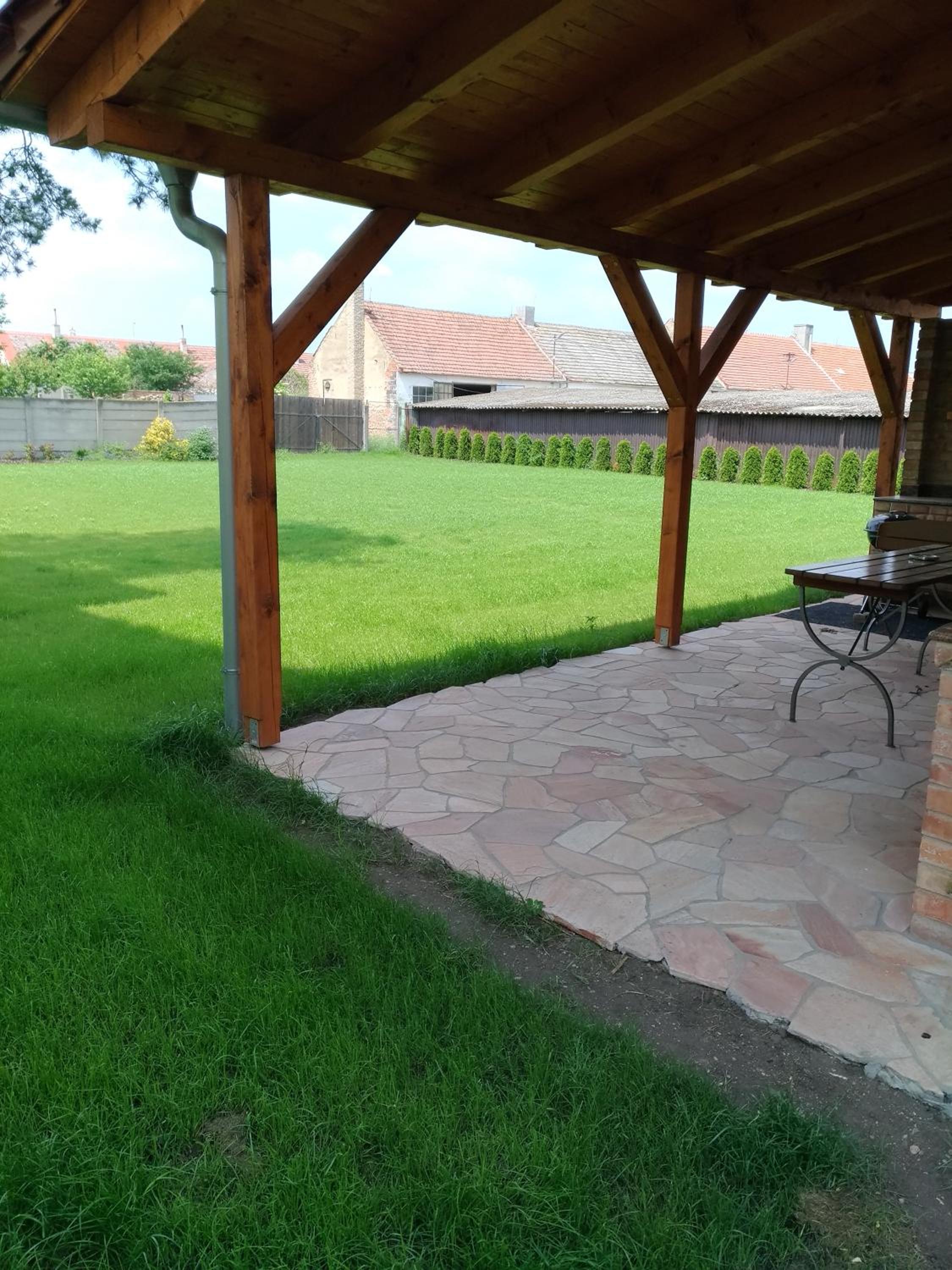 Villa Marcus - rodinný relax 200 m od Penzionu Kometa, u jezera s grilem a sdílenou kuchyní