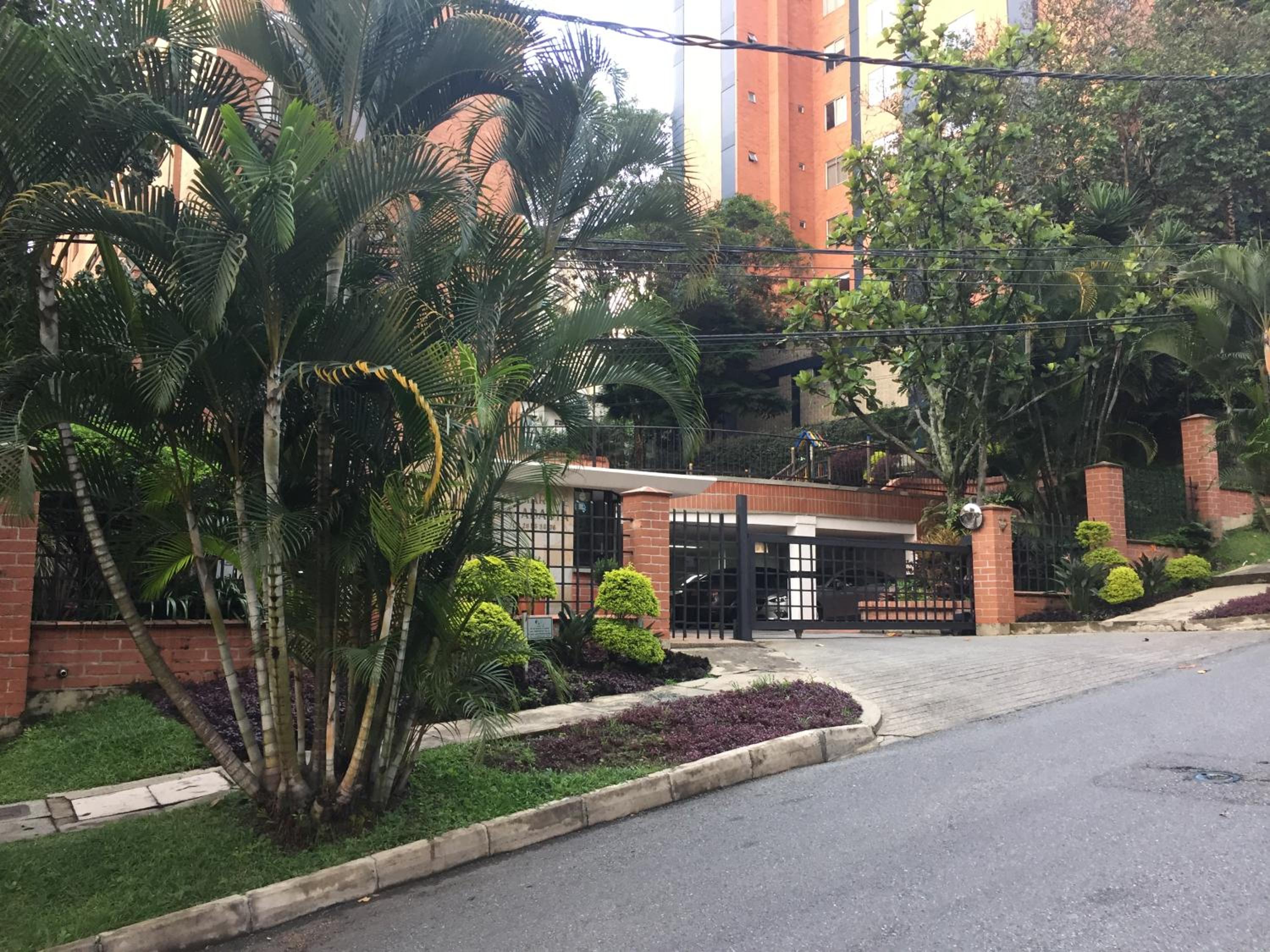 Apartamento cómodo , grande en Poblado Medellín
