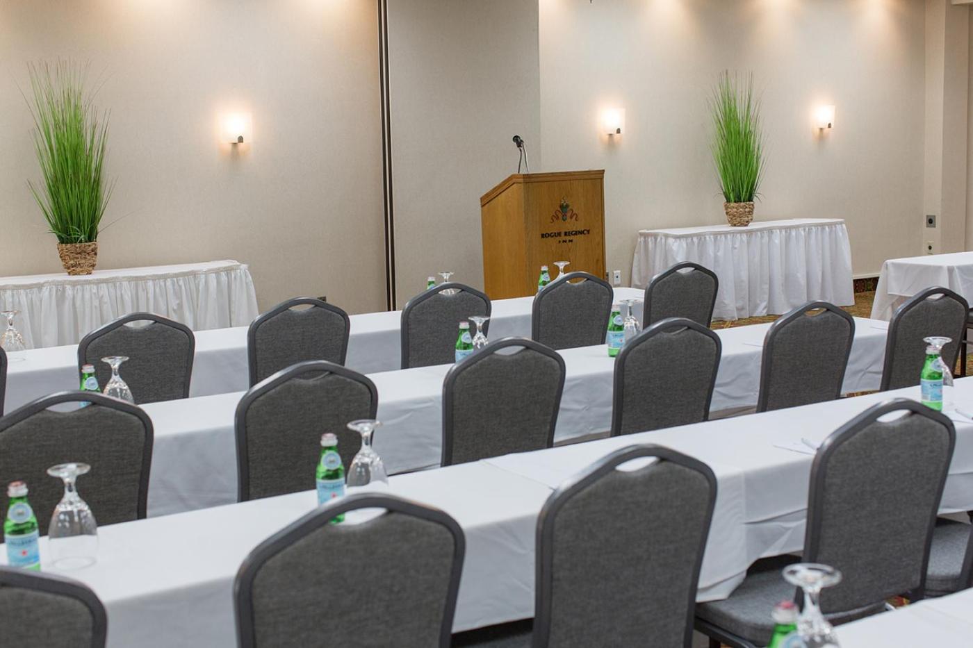 Medford Vacations - Rogue Regency Inn Suites - Property Image 11