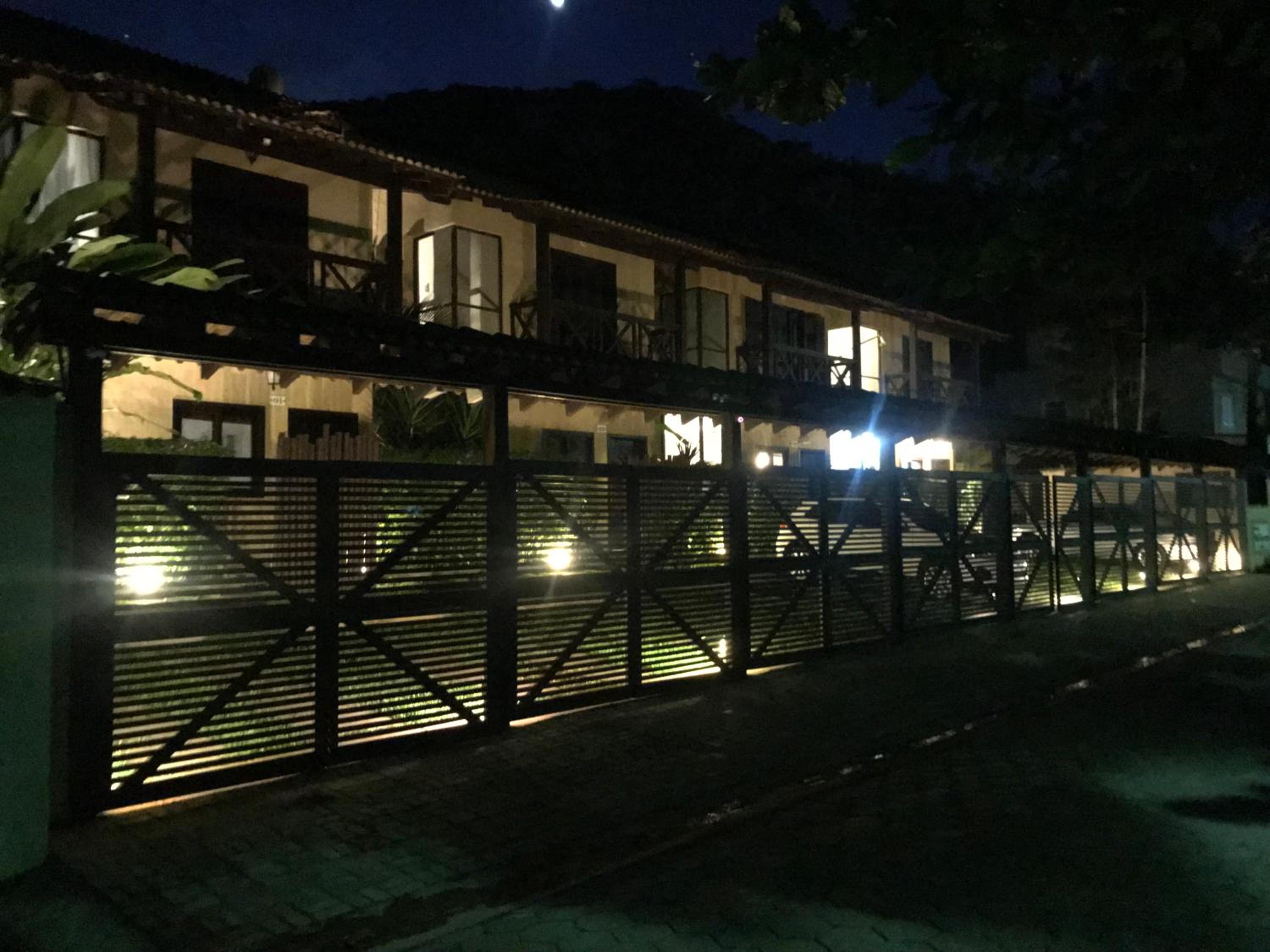 Casa em Condomínio com Piscina Privativa
