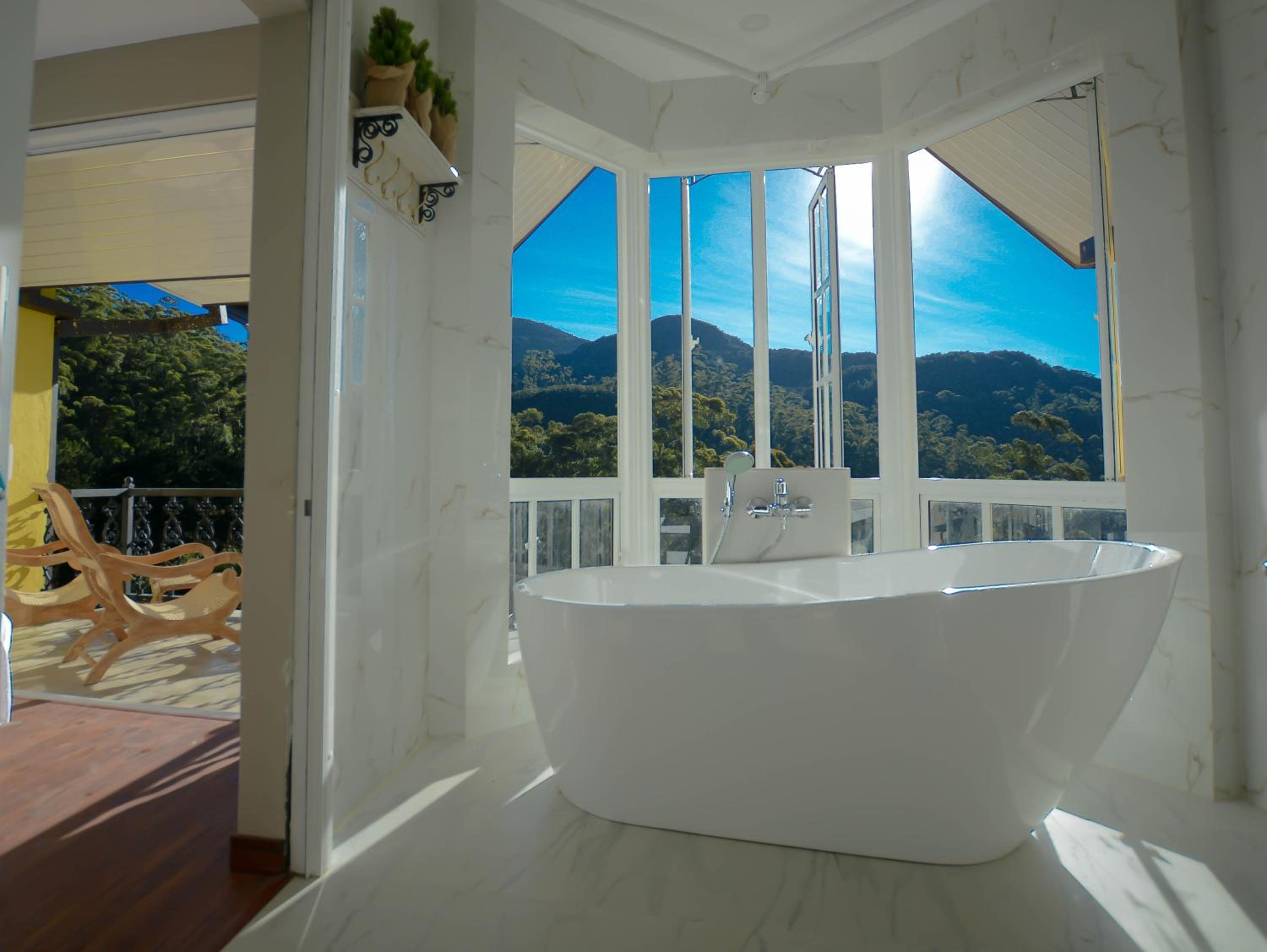 Luxe Wilderness - Private Villas, Free Breakfast, 2km from City Centre