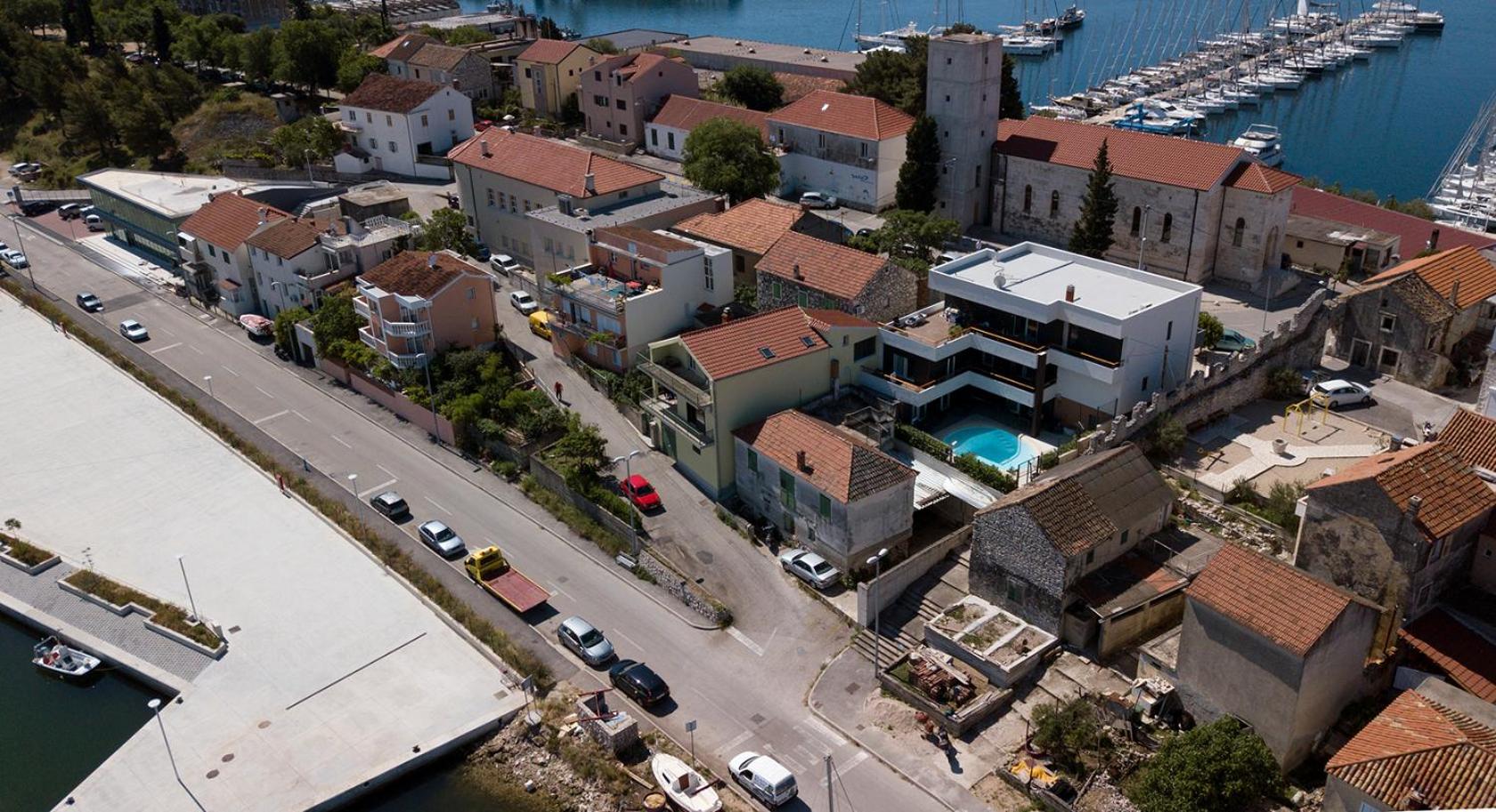 BASIC MANSION plus with swimming pool & free parking view 5