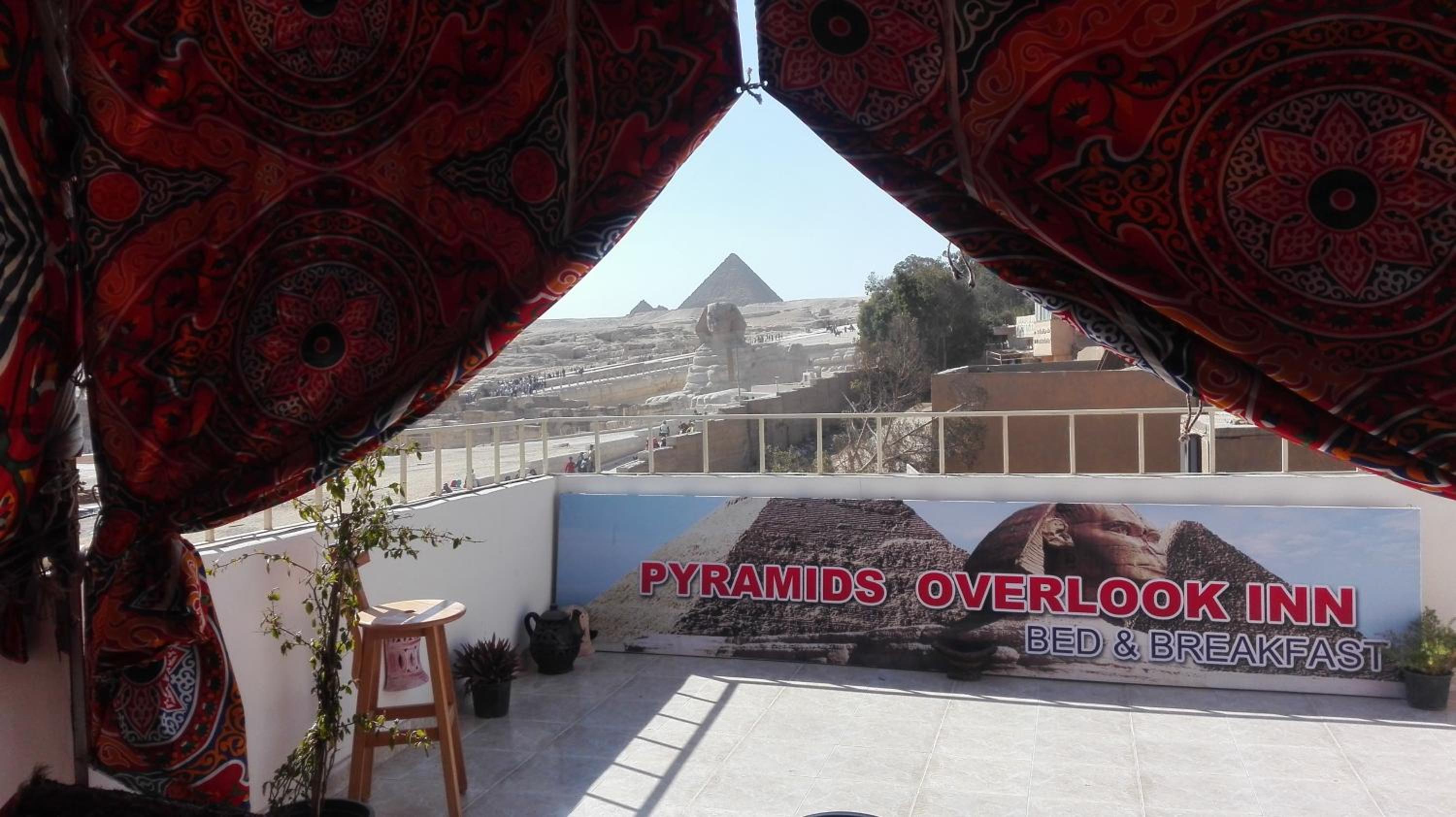 Pyramids Overlook Inn