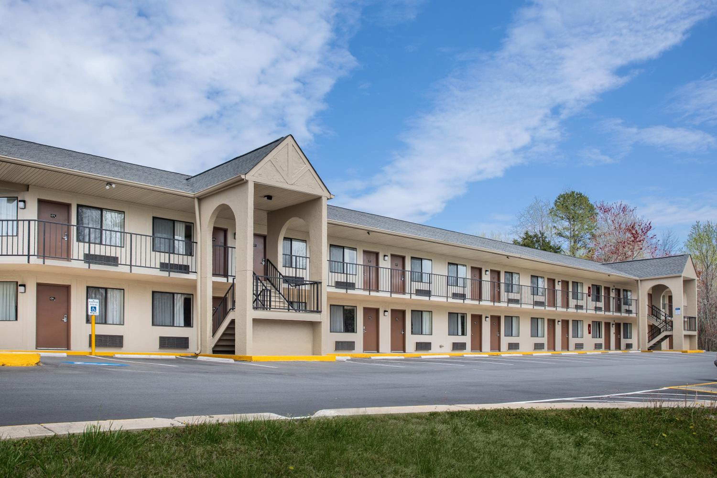 Super 8 by Wyndham Burlington NC view 3