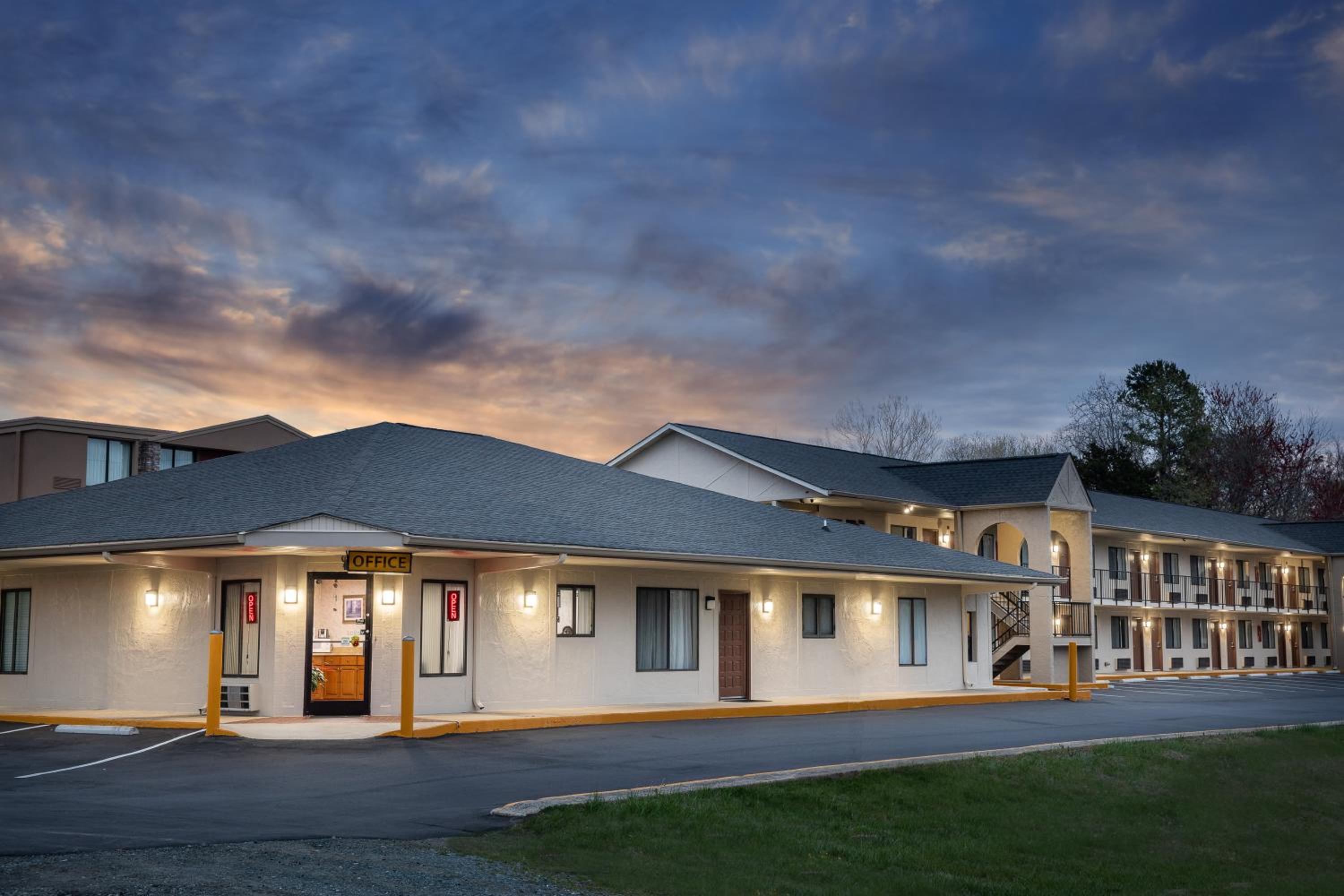 Super 8 by Wyndham Burlington NC view 2
