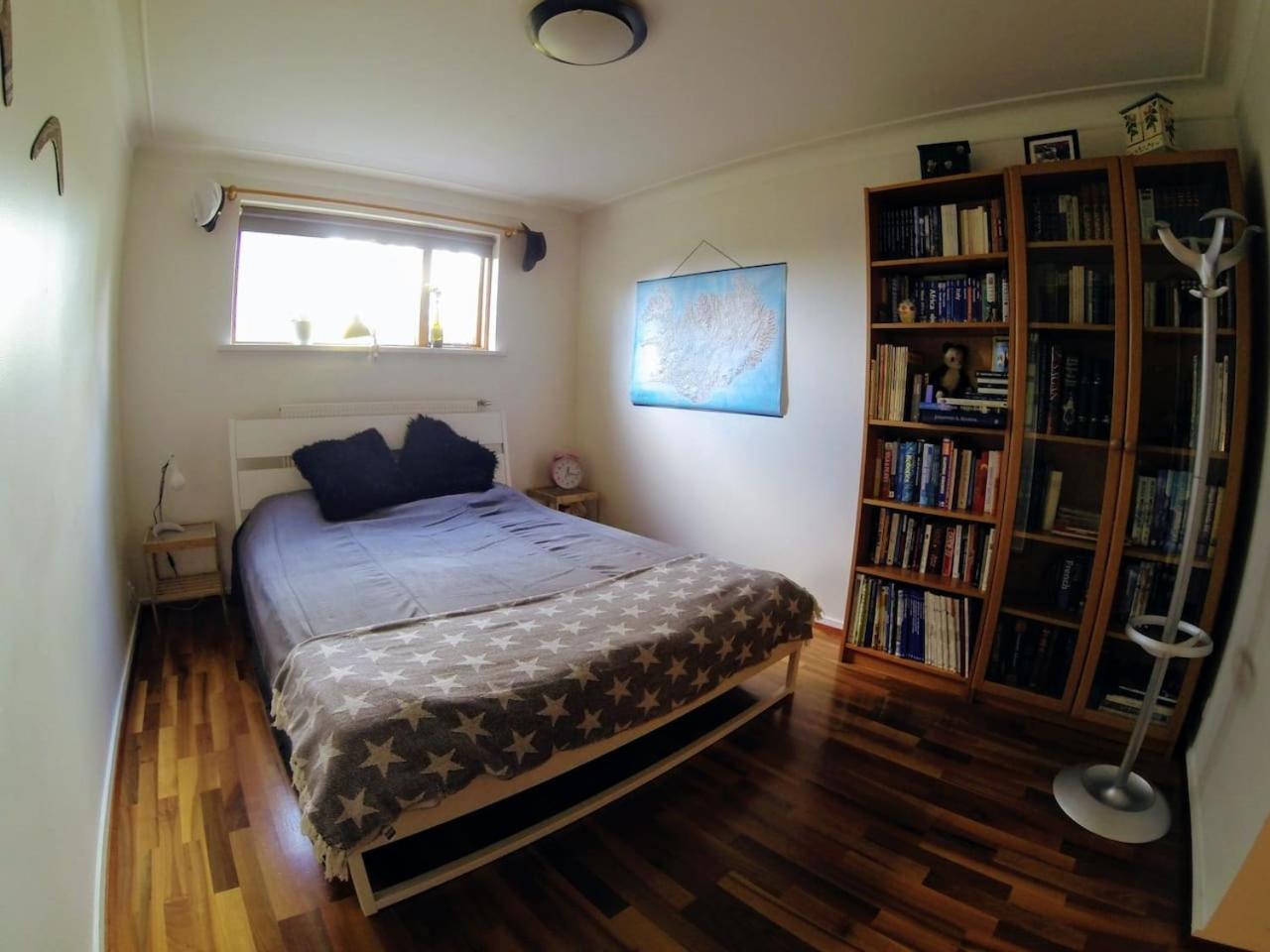 Skjolbraut - Cozy apartment - Central location - Free parking - Close to a public swimming pool and Sky Lagoon view 4