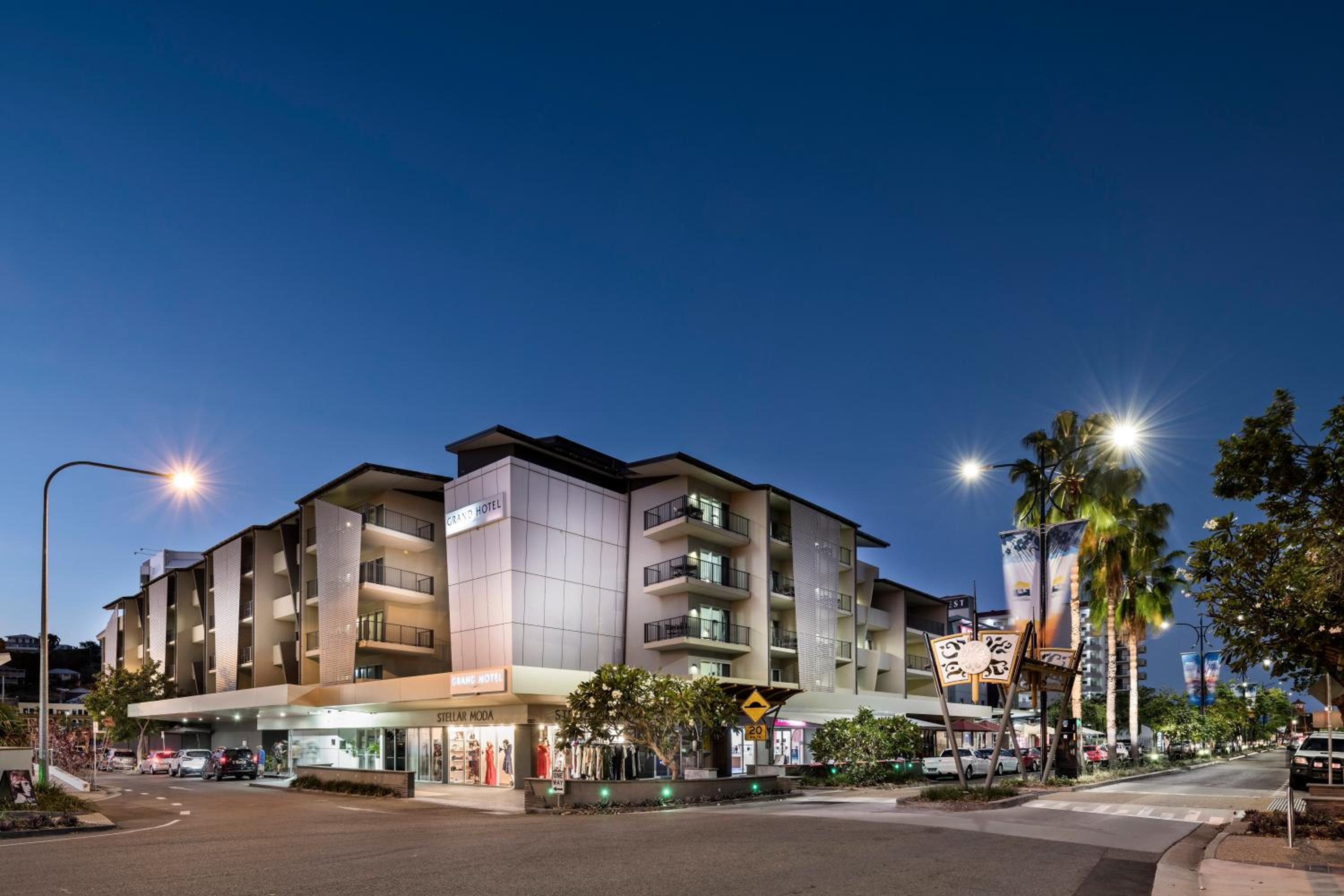 Hotel Grand Hotel and Apartments Townsville - Image 1