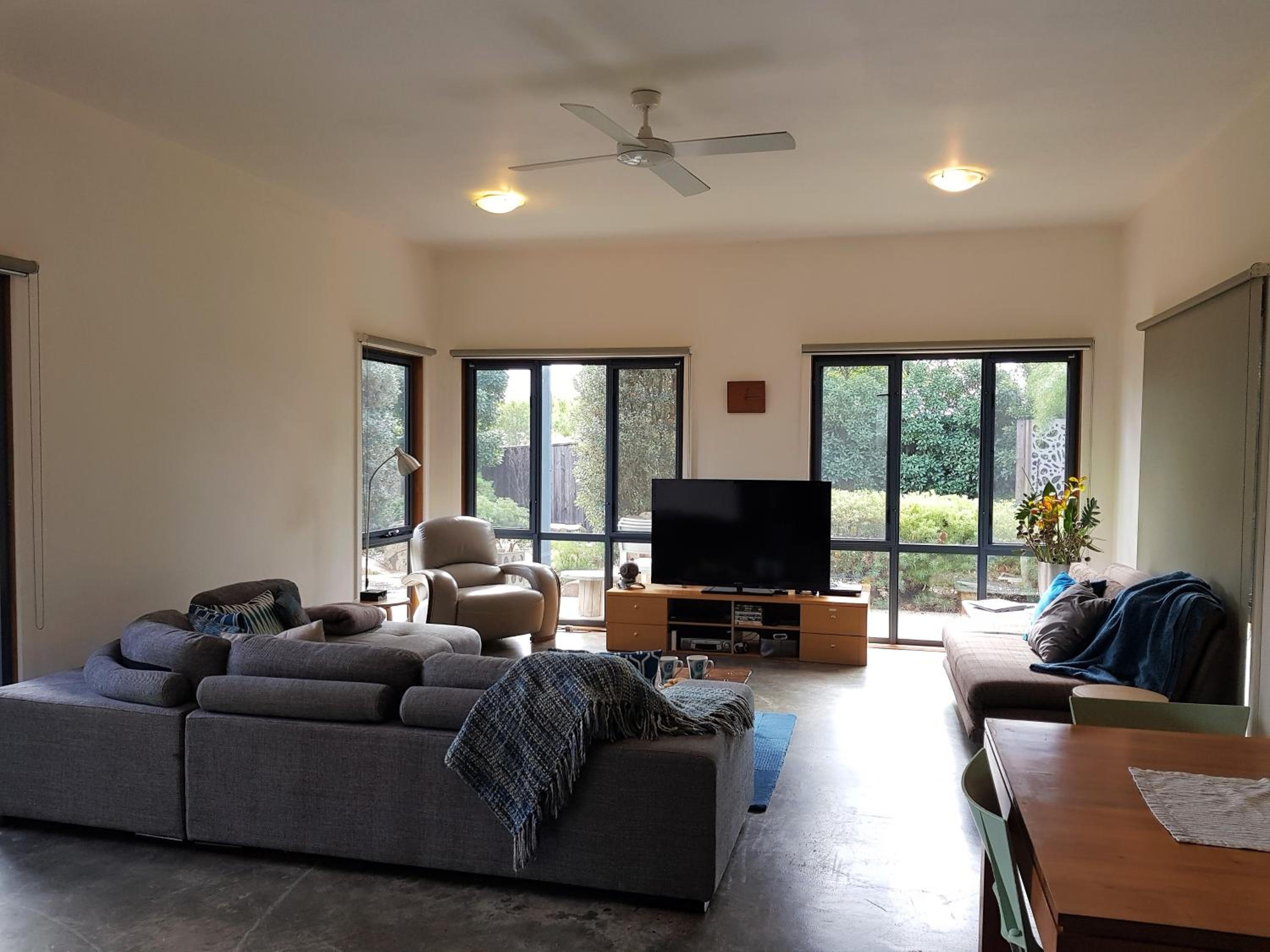 Bay Breeze Beach Holiday Home
