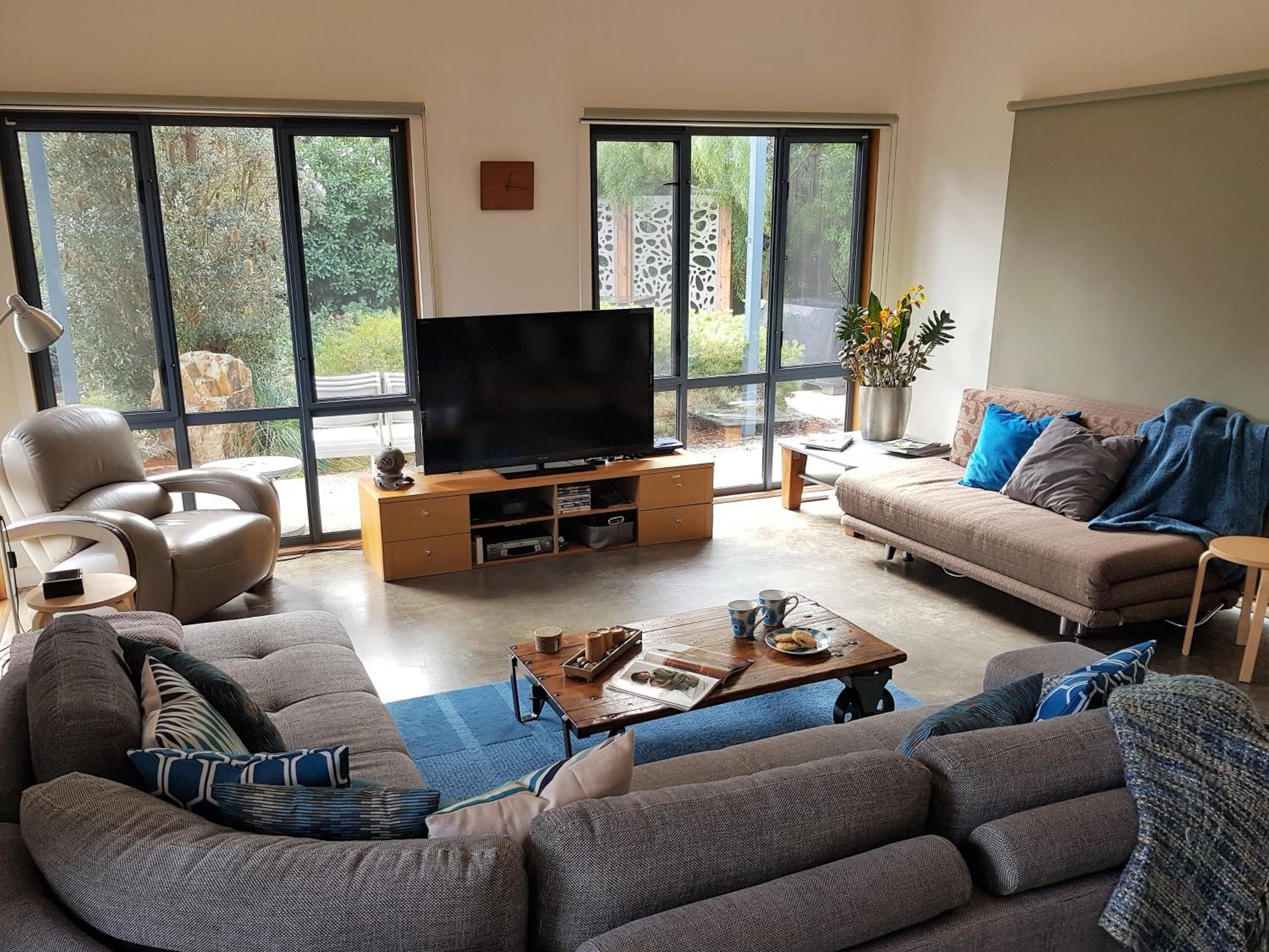 Bay Breeze Beach Holiday Home