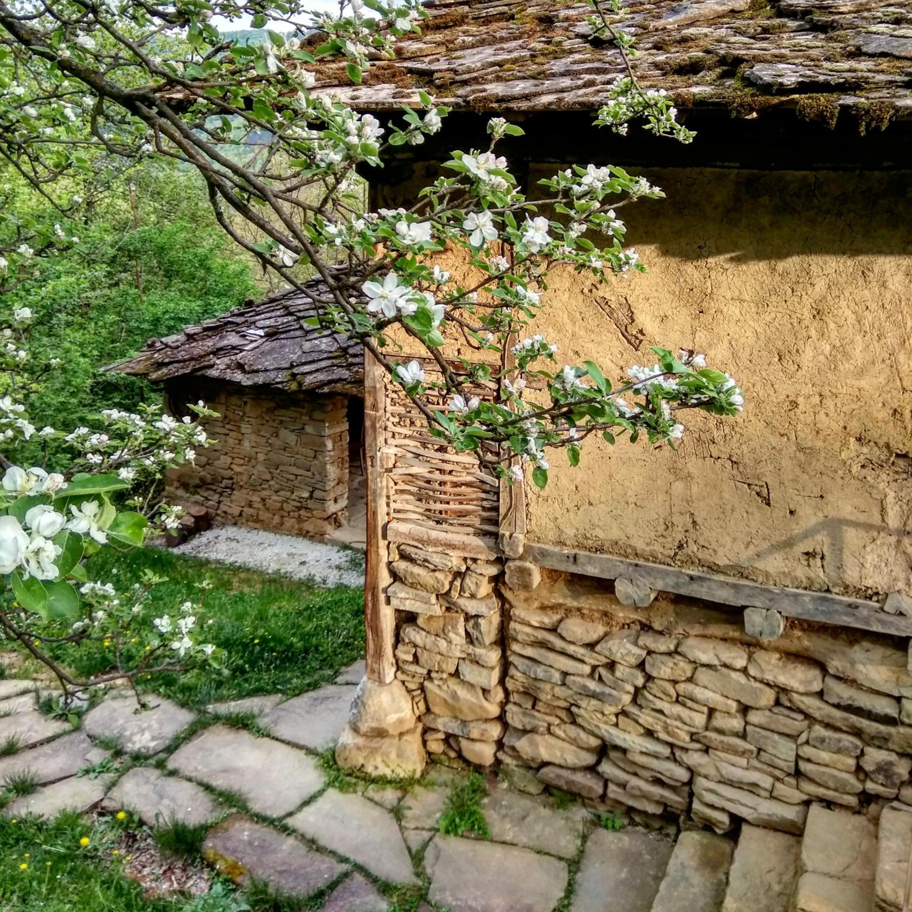 Authentic House with Stunning Mountain View - Karashka