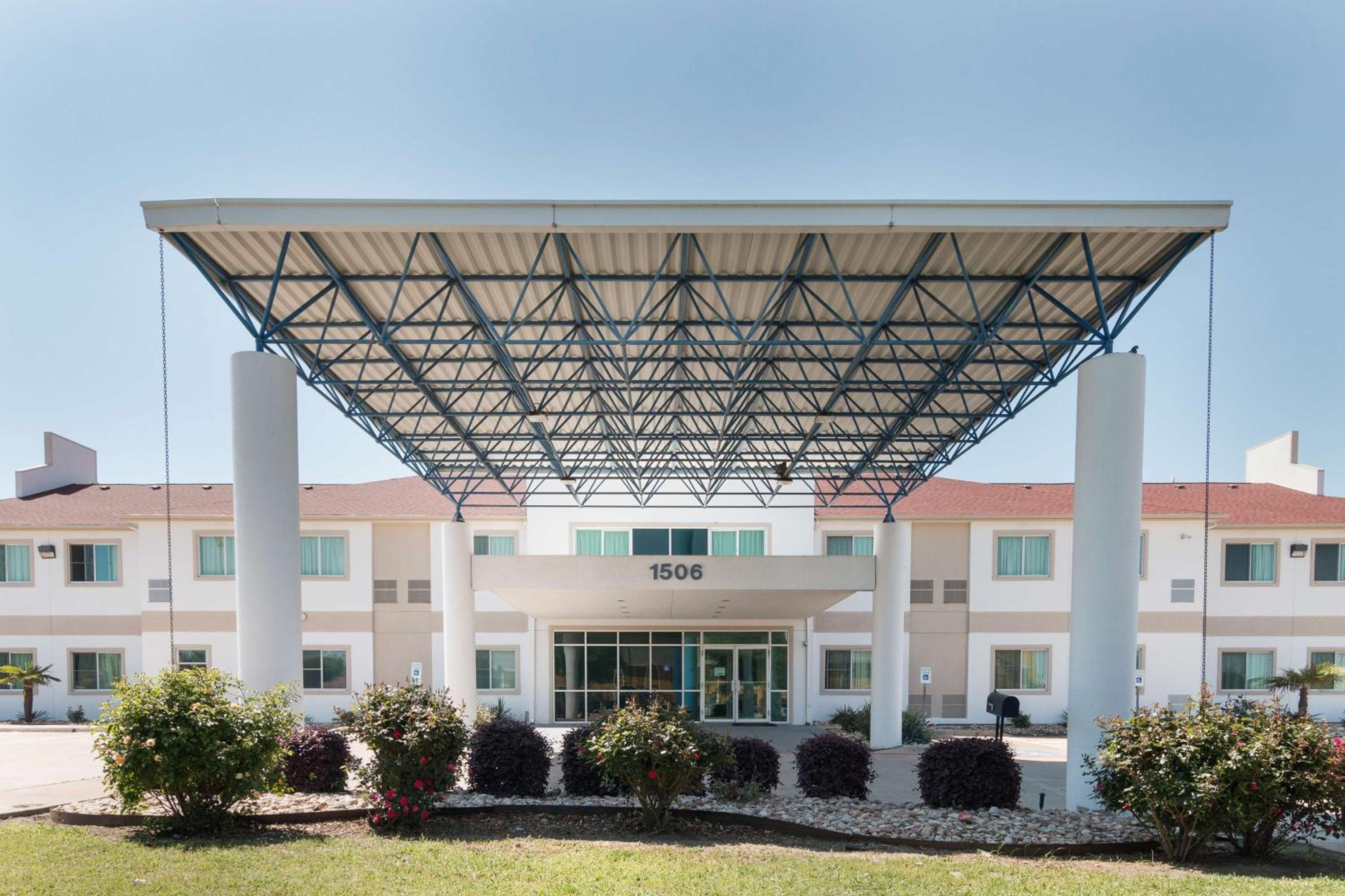 Hillsboro Vacations - Motel 6-Hillsboro, TX - Property Image 2