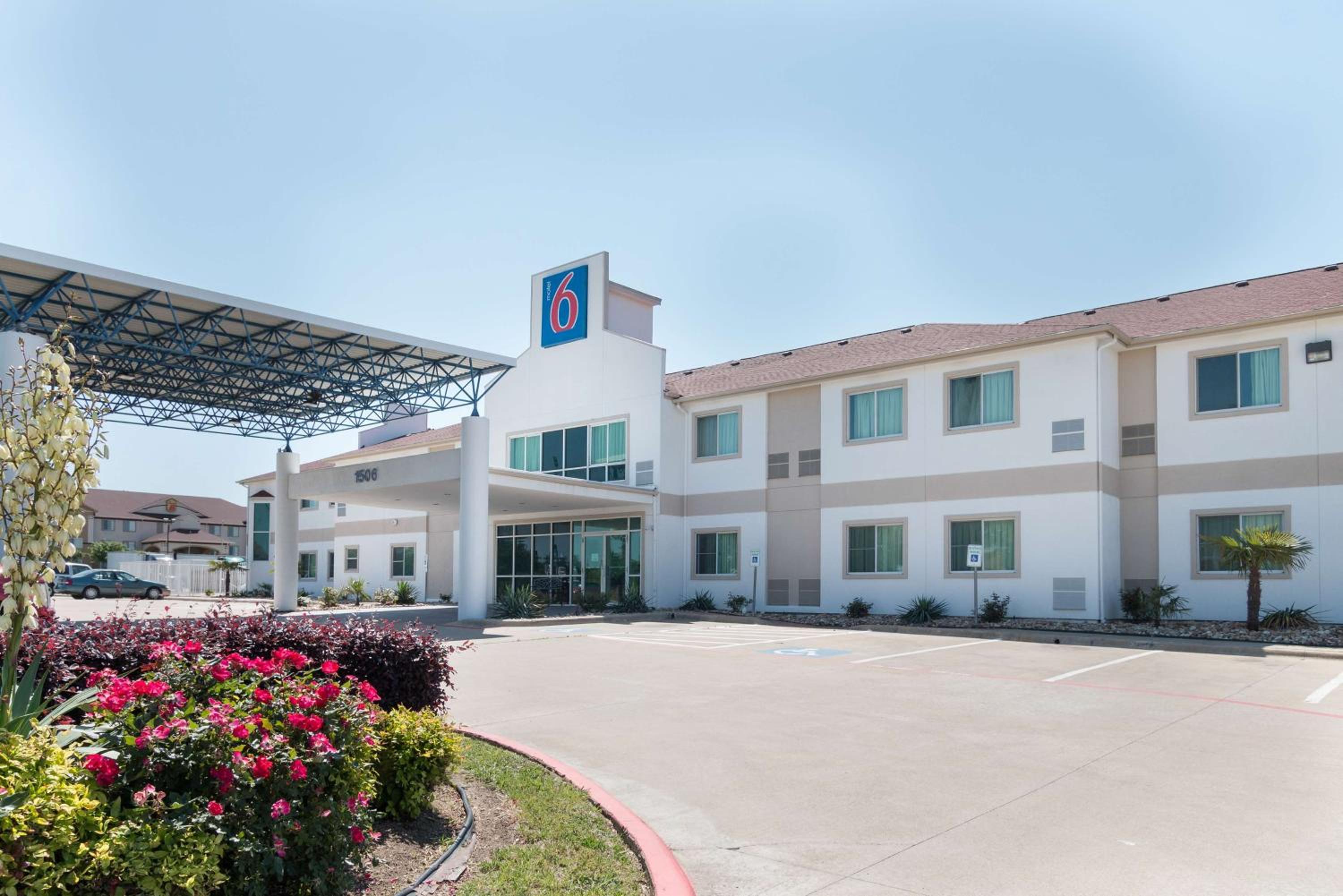 Hillsboro Vacations - Motel 6-Hillsboro, TX - Property Image 1
