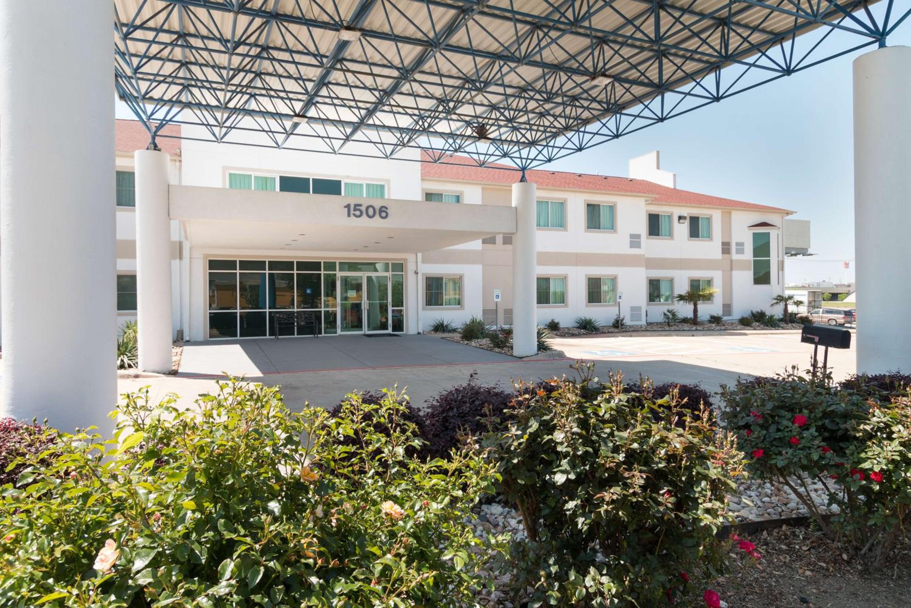 Hillsboro Vacations - Motel 6-Hillsboro, TX - Property Image 3