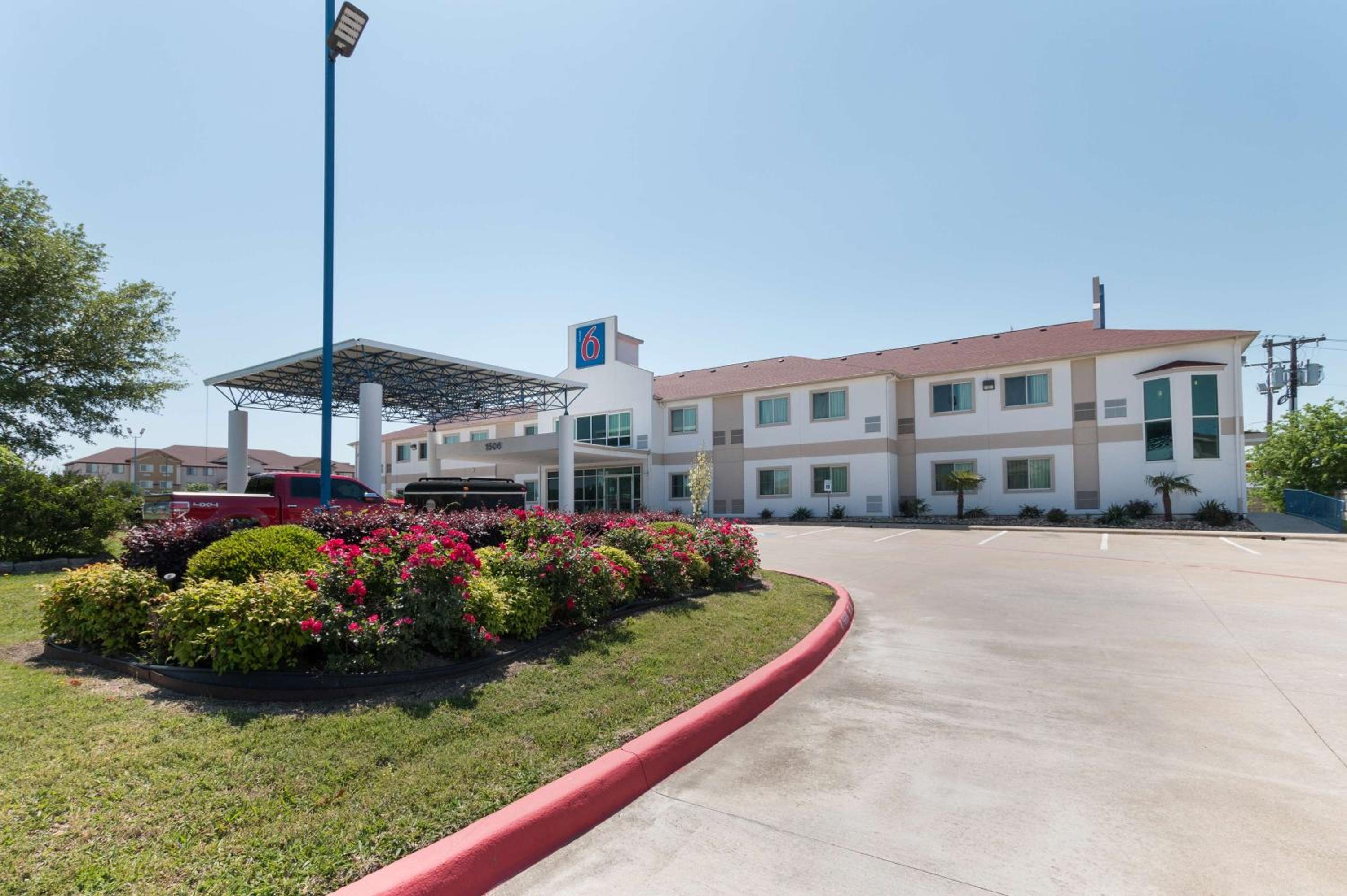 Hillsboro Vacations - Motel 6-Hillsboro, TX - Property Image 4