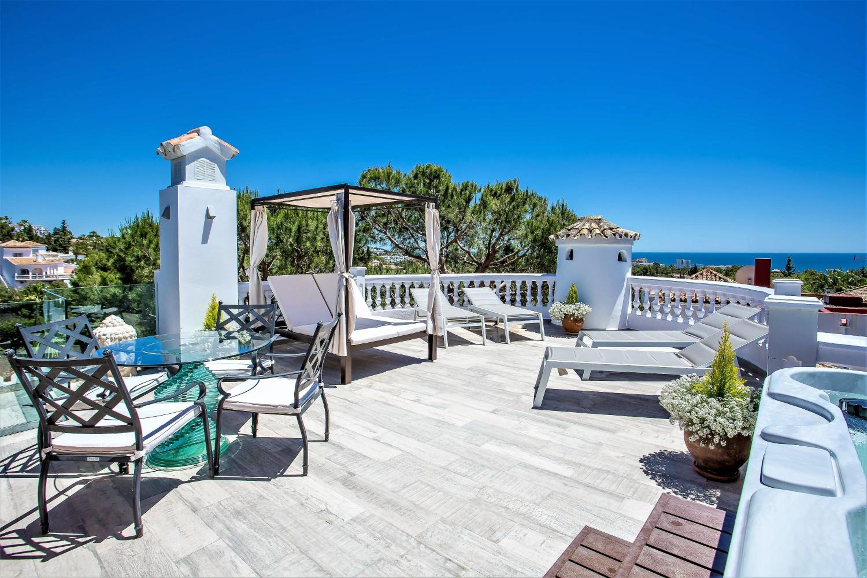 Marbella Vacations - Luxury Villa with swimming pool and Jacuzzi - Property Image 17