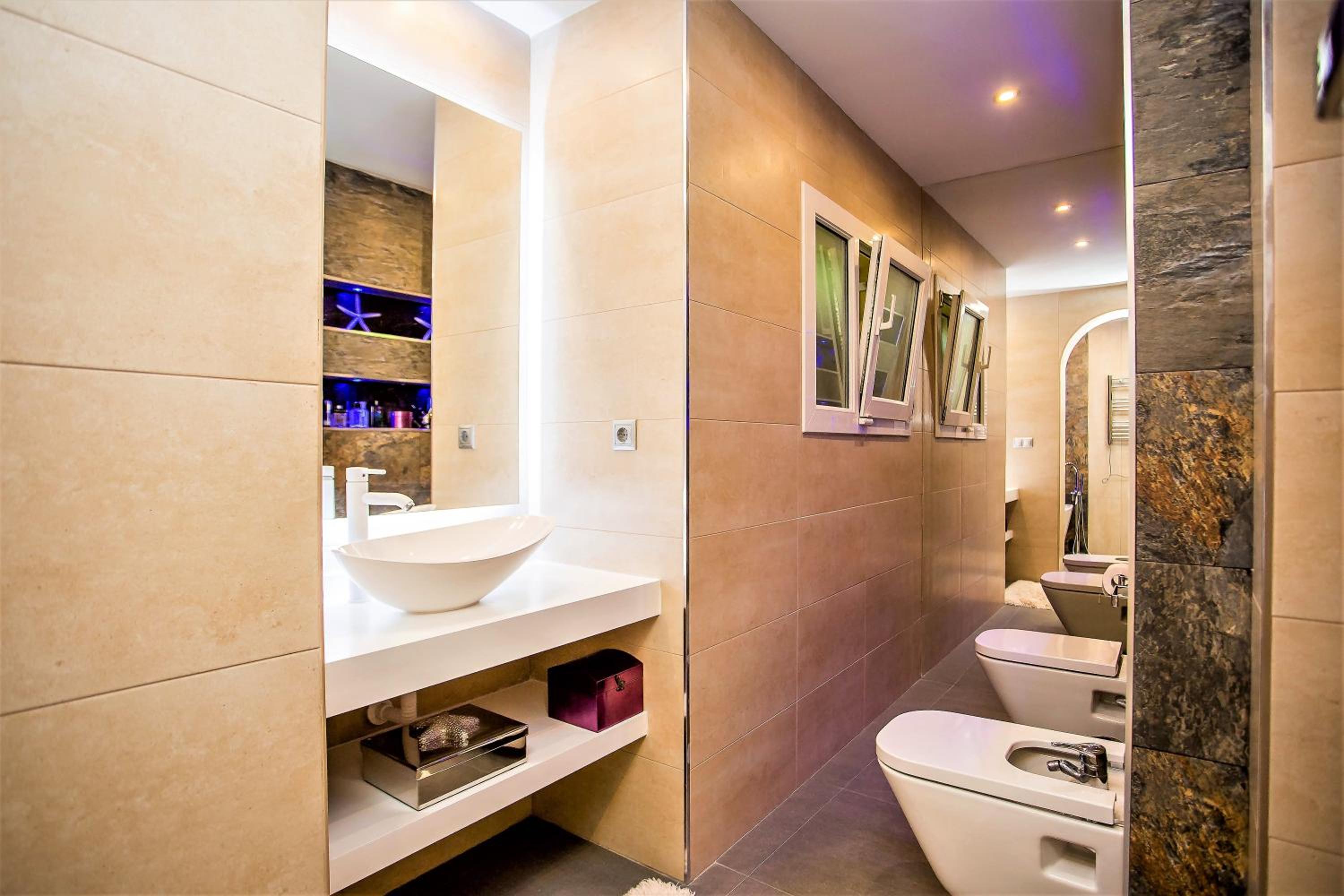 Marbella Vacations - Luxury Villa with swimming pool and Jacuzzi - Property Image 15