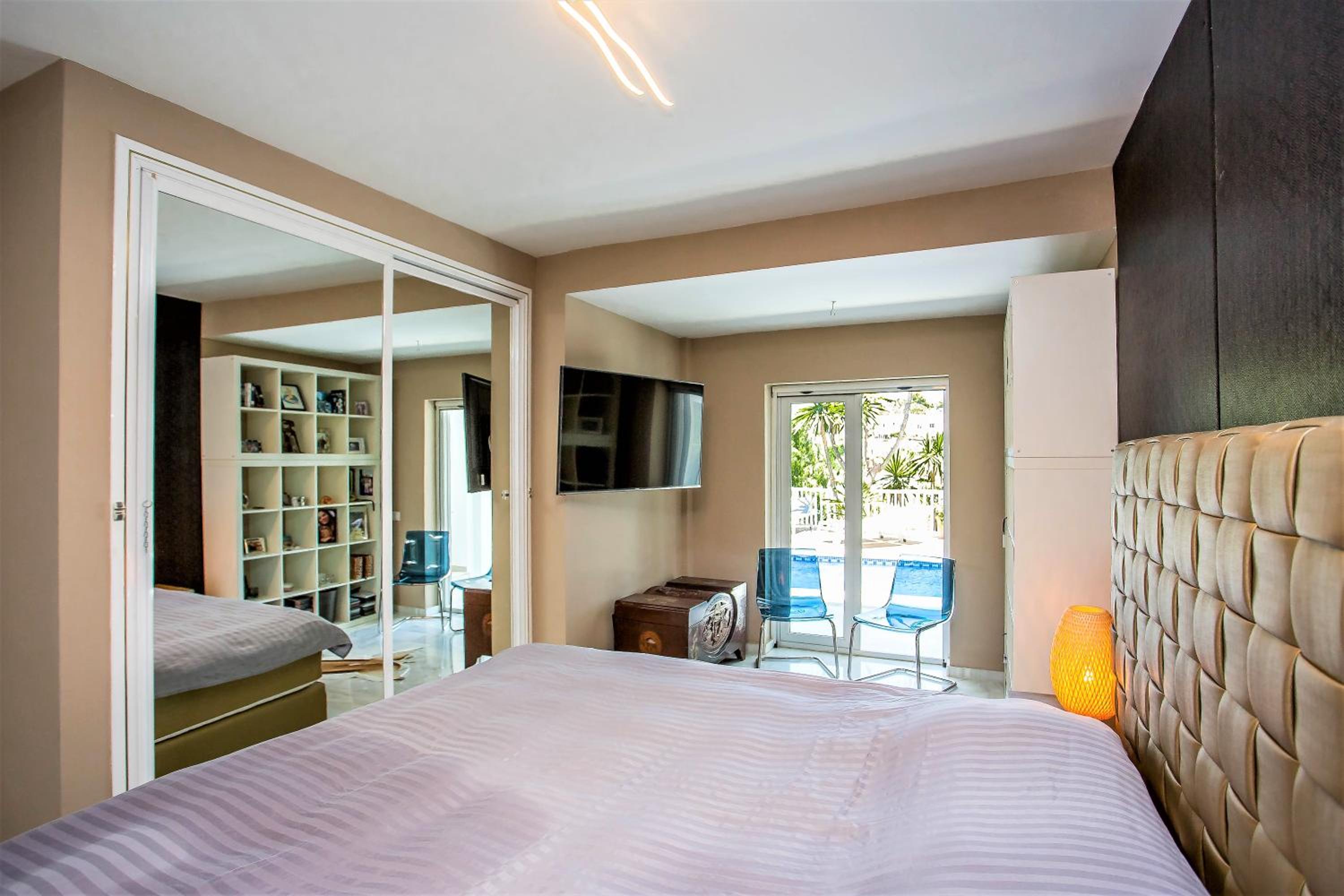 Marbella Vacations - Luxury Villa with swimming pool and Jacuzzi - Property Image 10