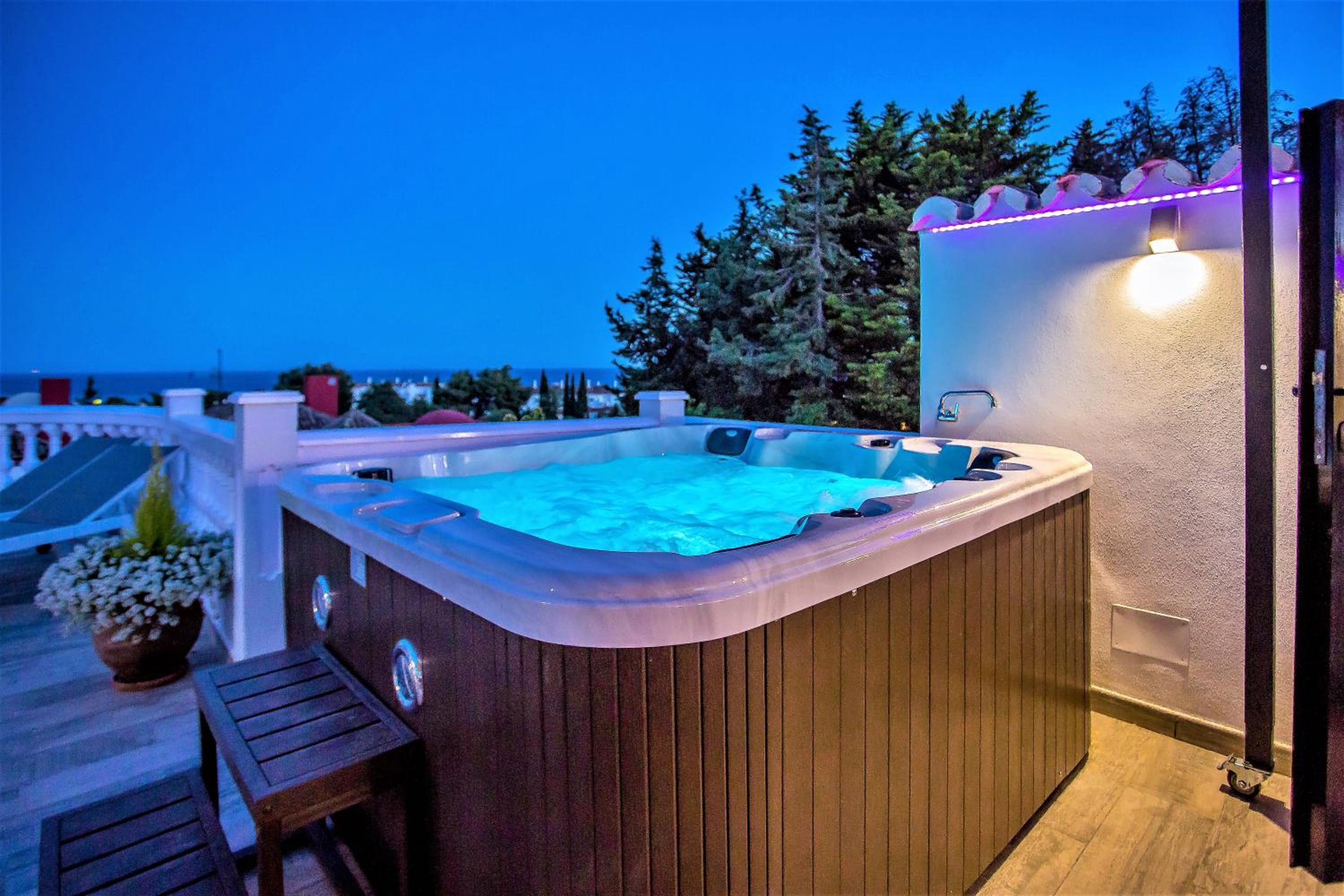 Marbella Vacations - Luxury Villa with swimming pool and Jacuzzi - Property Image 6