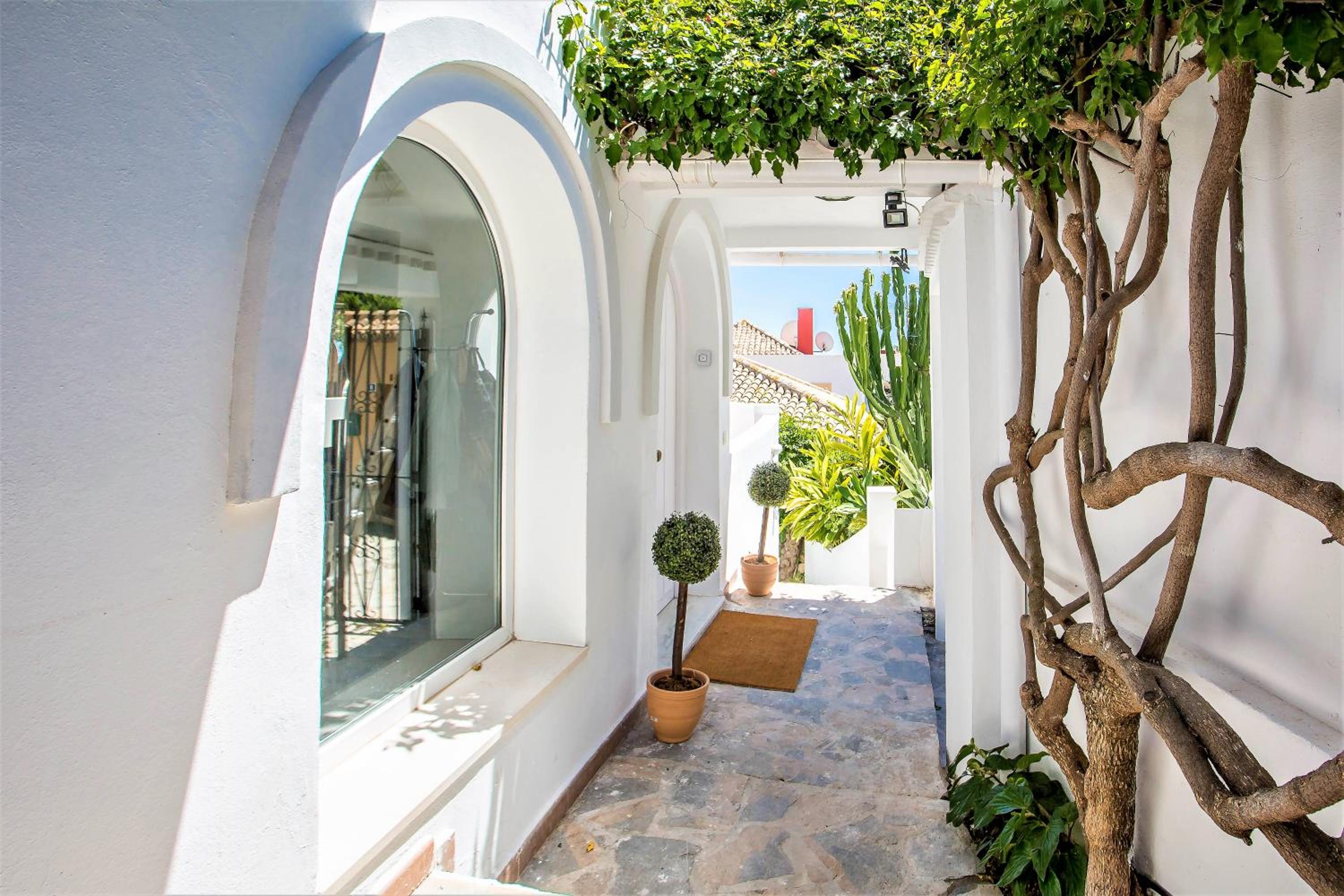 Marbella Vacations - Luxury Villa with swimming pool and Jacuzzi - Property Image 5