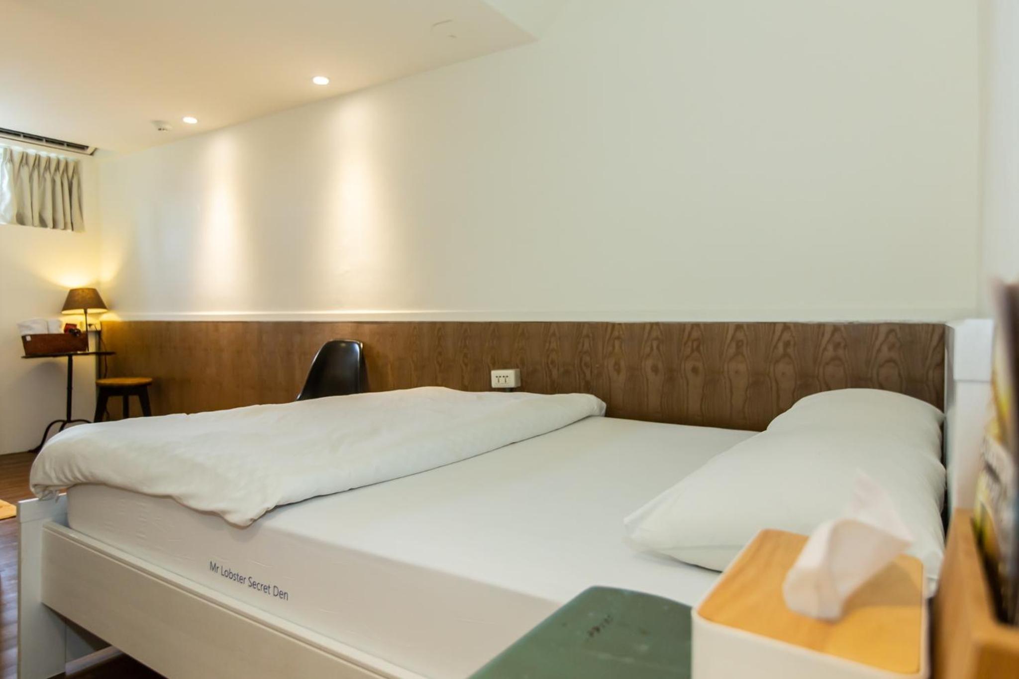 Mr. Lobster’s Secret Den design hostel