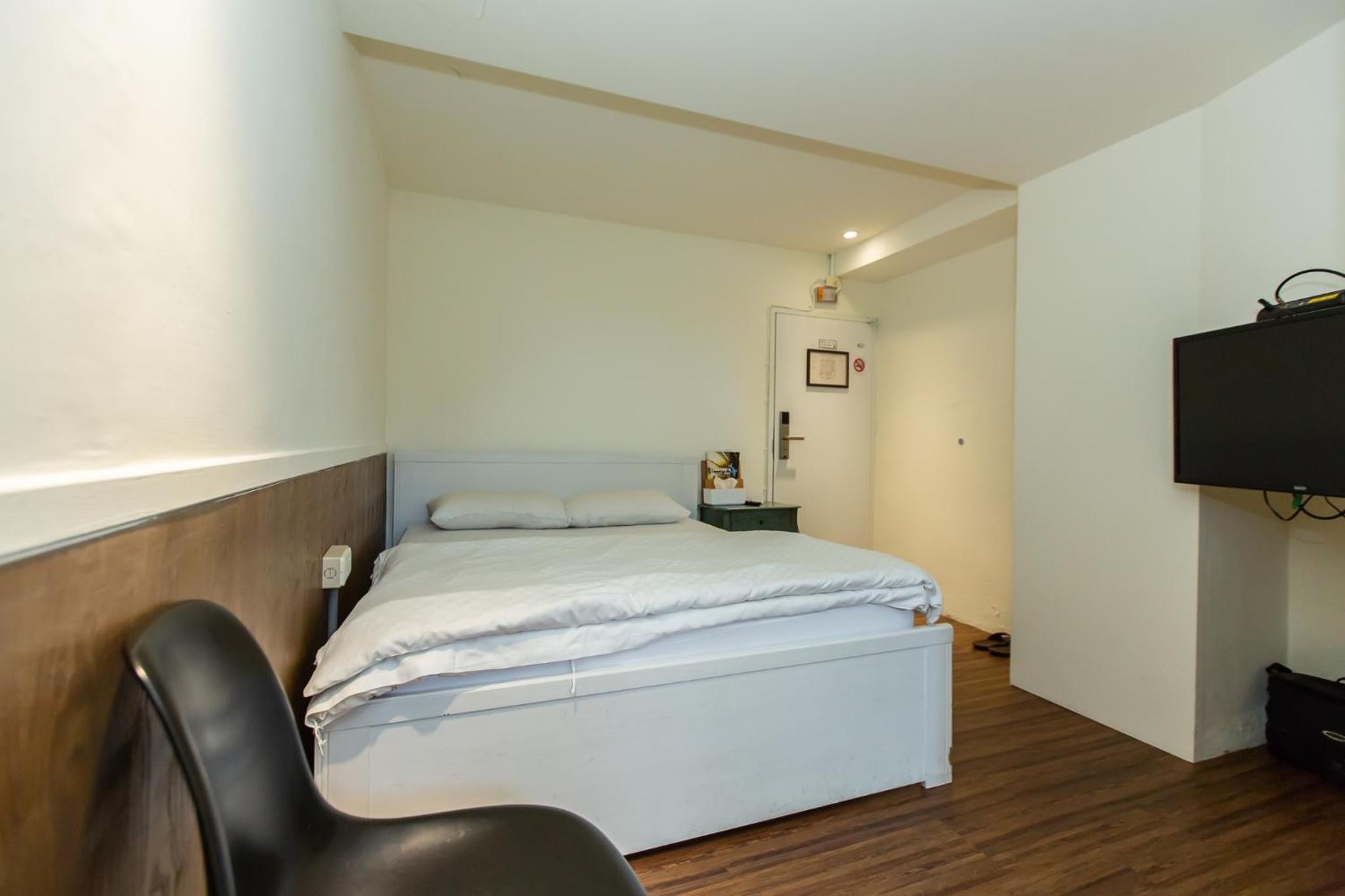 Mr. Lobster’s Secret Den design hostel