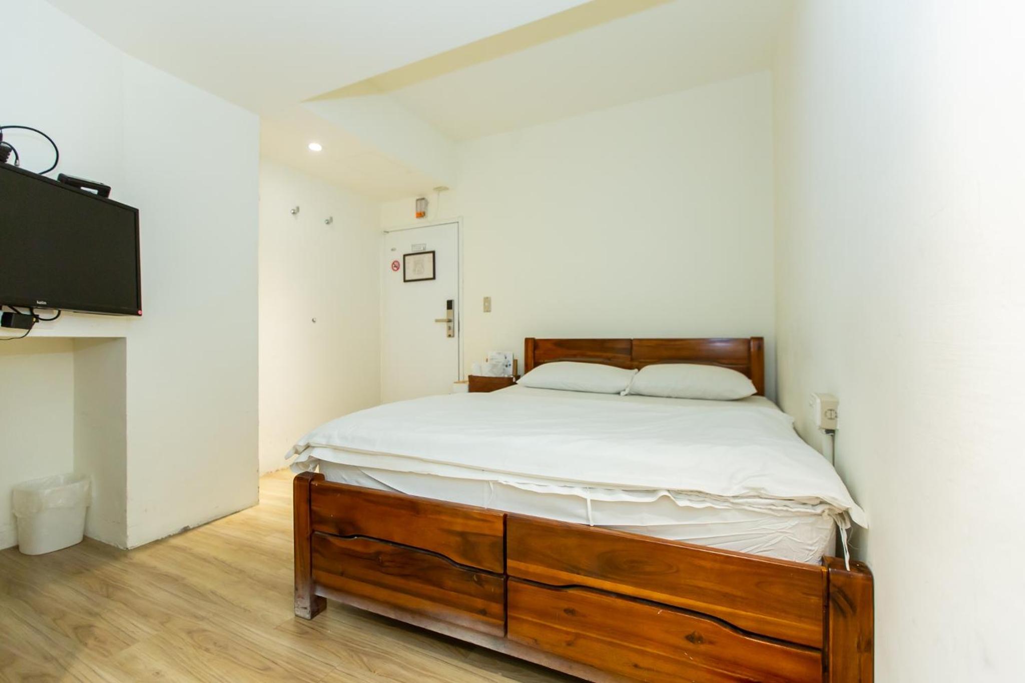 Mr. Lobster’s Secret Den design hostel