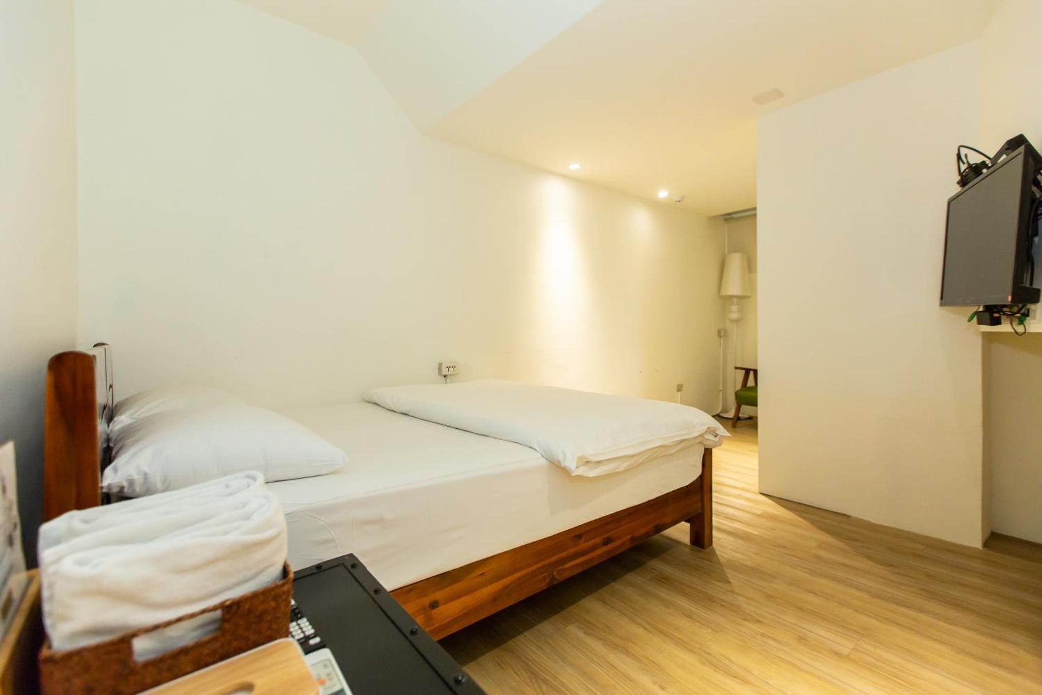 Mr. Lobster’s Secret Den design hostel