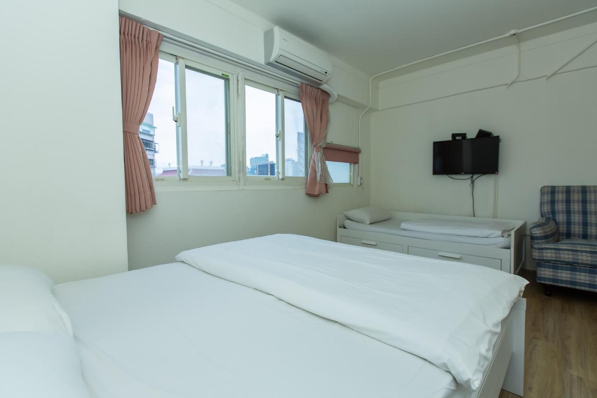 Mr. Lobster’s Secret Den design hostel