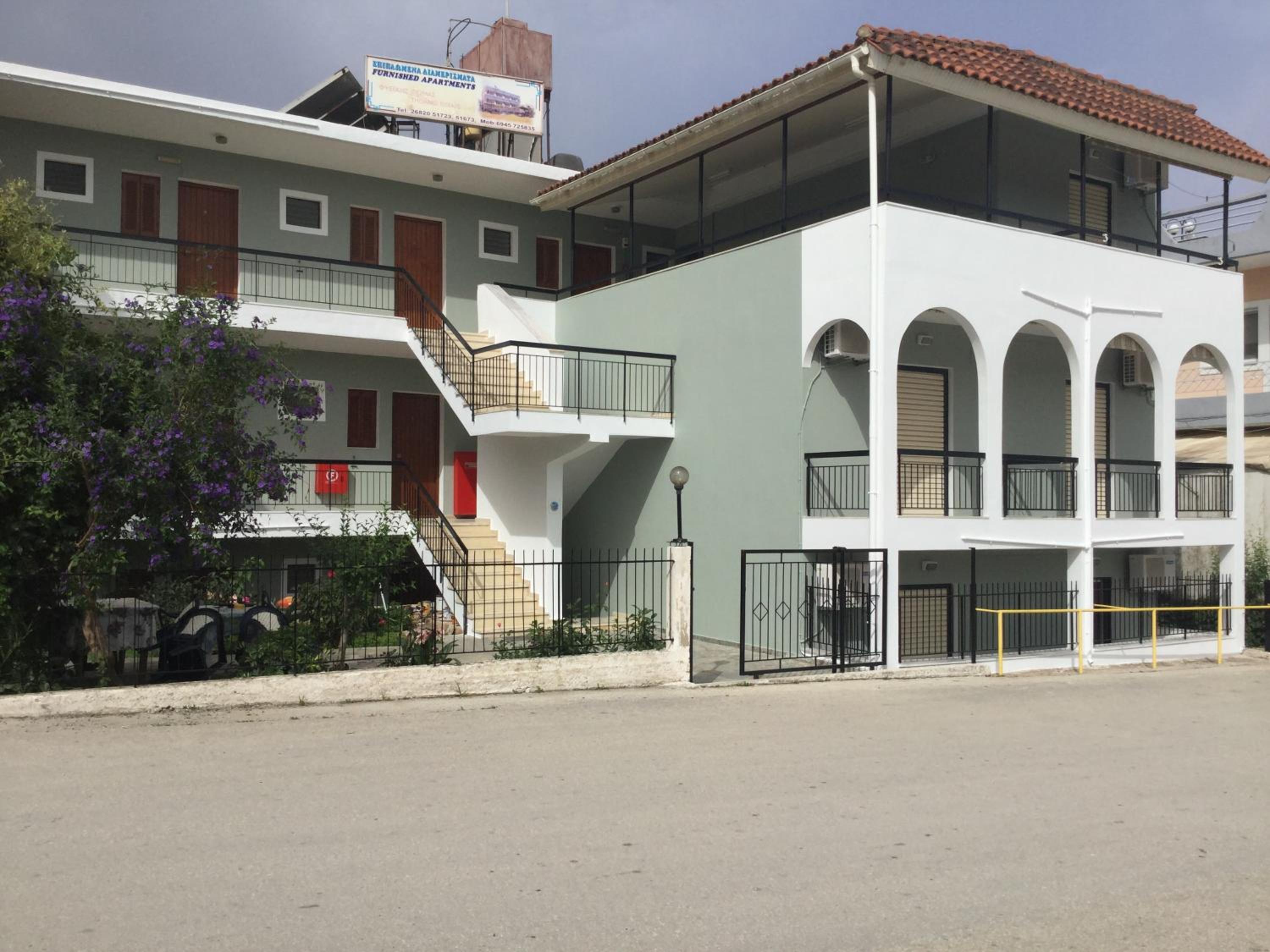 Thomas Apartments photo 4